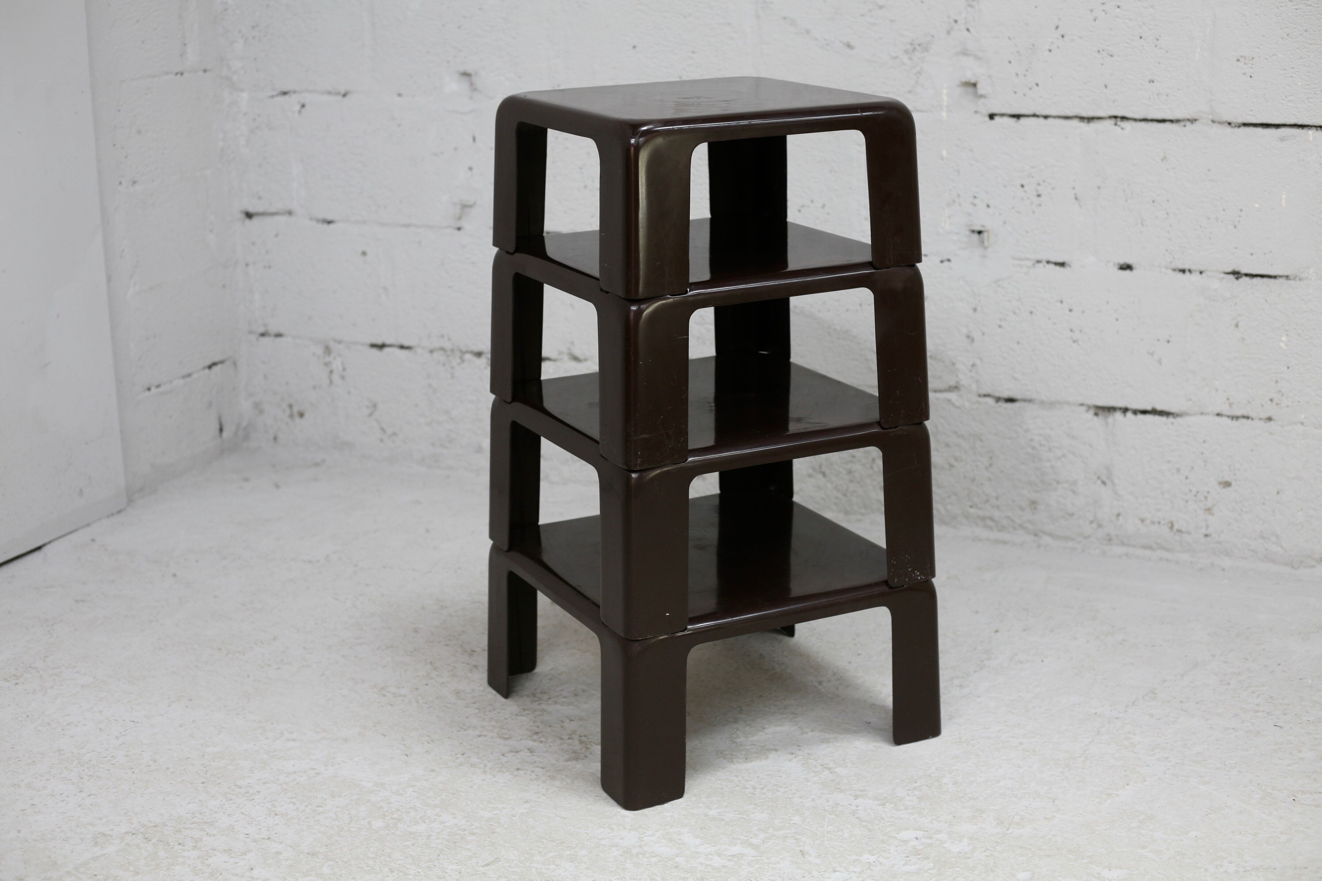 Suite de 4 tables basses gigognes "Gatti", Mario Bellini éditée par C&B Italia, circa 1970.