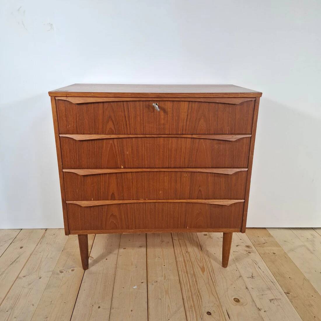 Small mid-century modern chest of drawers with four drawers – Scandinavian design in teak, 1960s