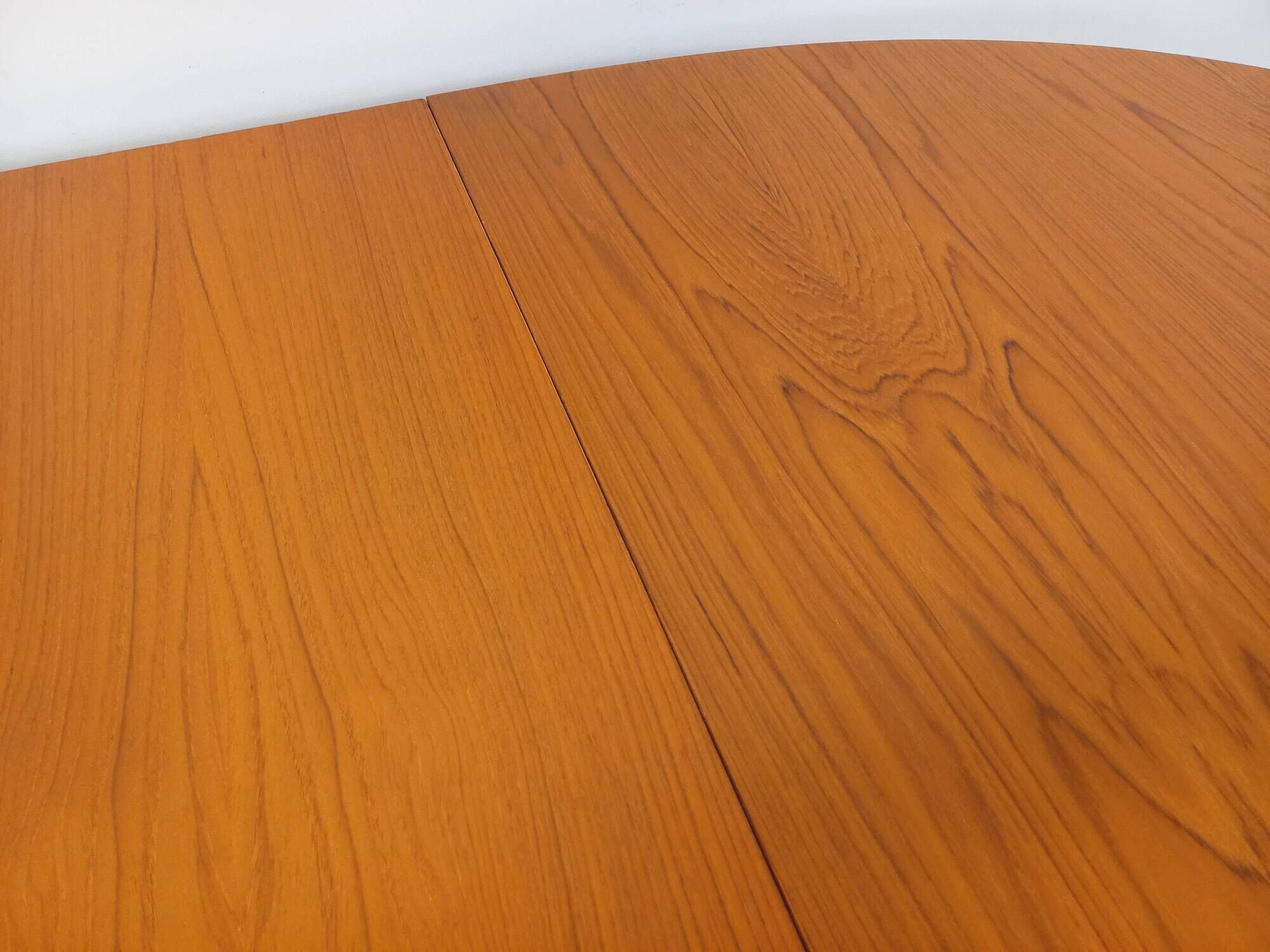 Vintage oval dining table Baumann from the 60s and 70s in teak with extension.