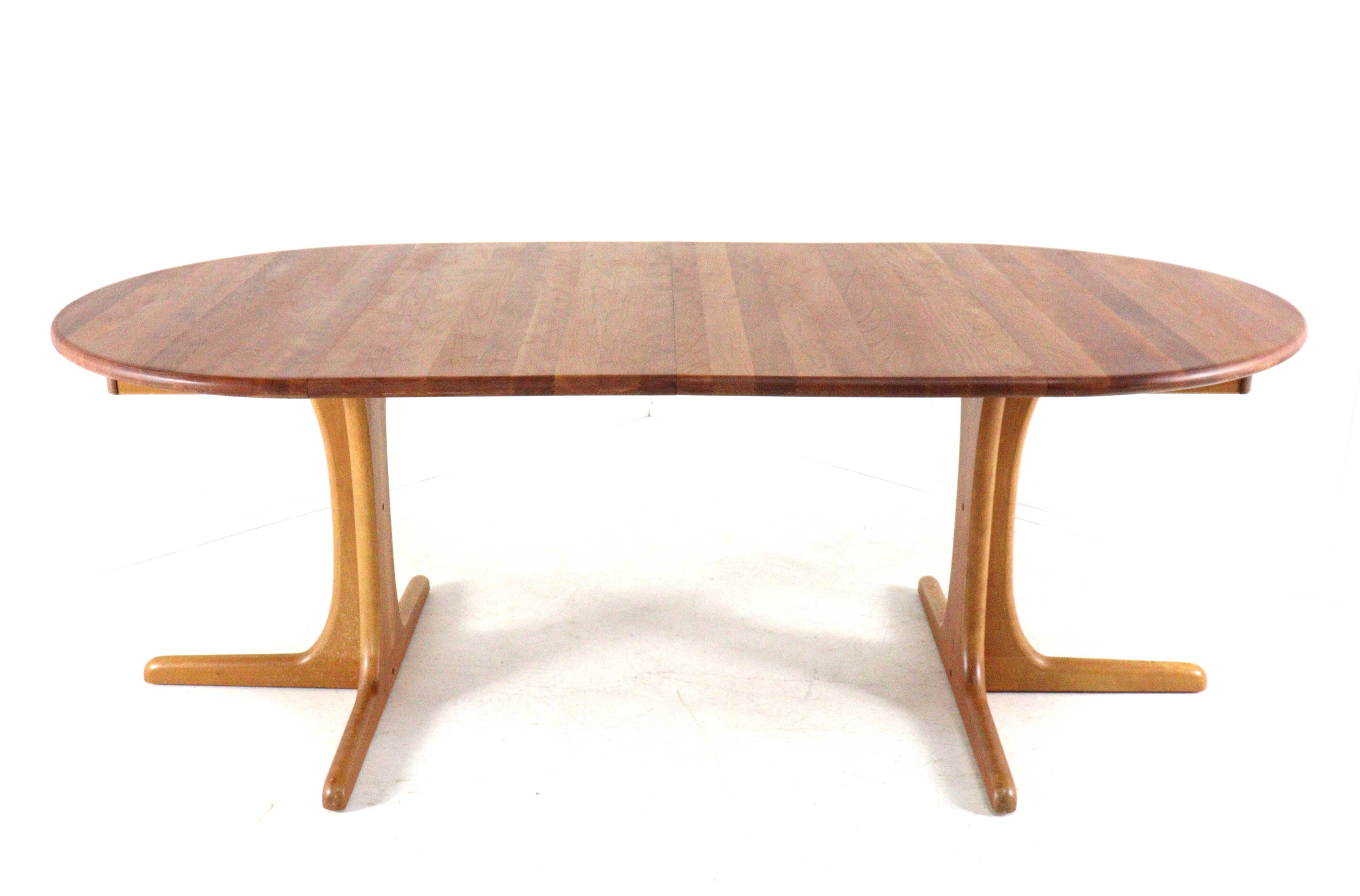 Round 2x Extendable Dining Table "Tjórn" - danish design in teak