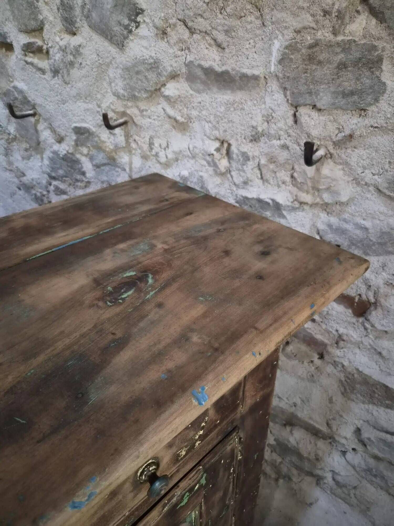 French rustic buffet in walnut, 18th century, 3 drawers and 2 doors.