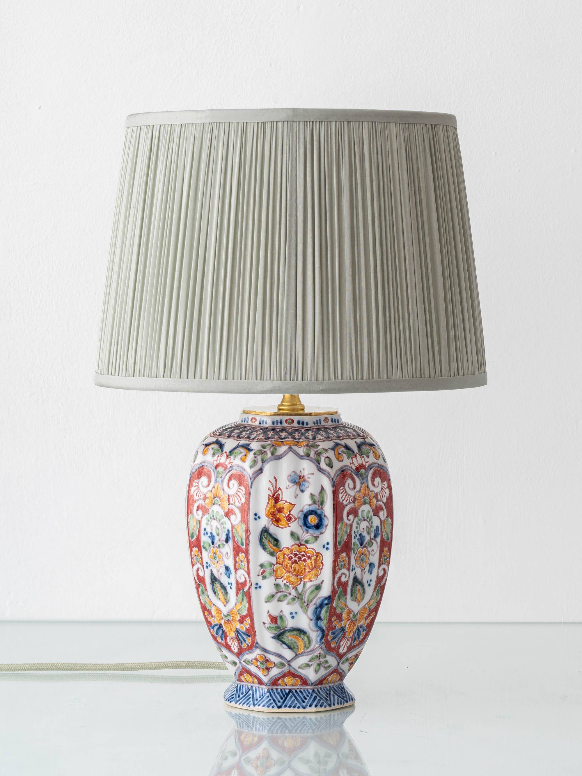 Lampe de table en céramique de style Delft peinte à la main par Altena et Krooyenga Makkum