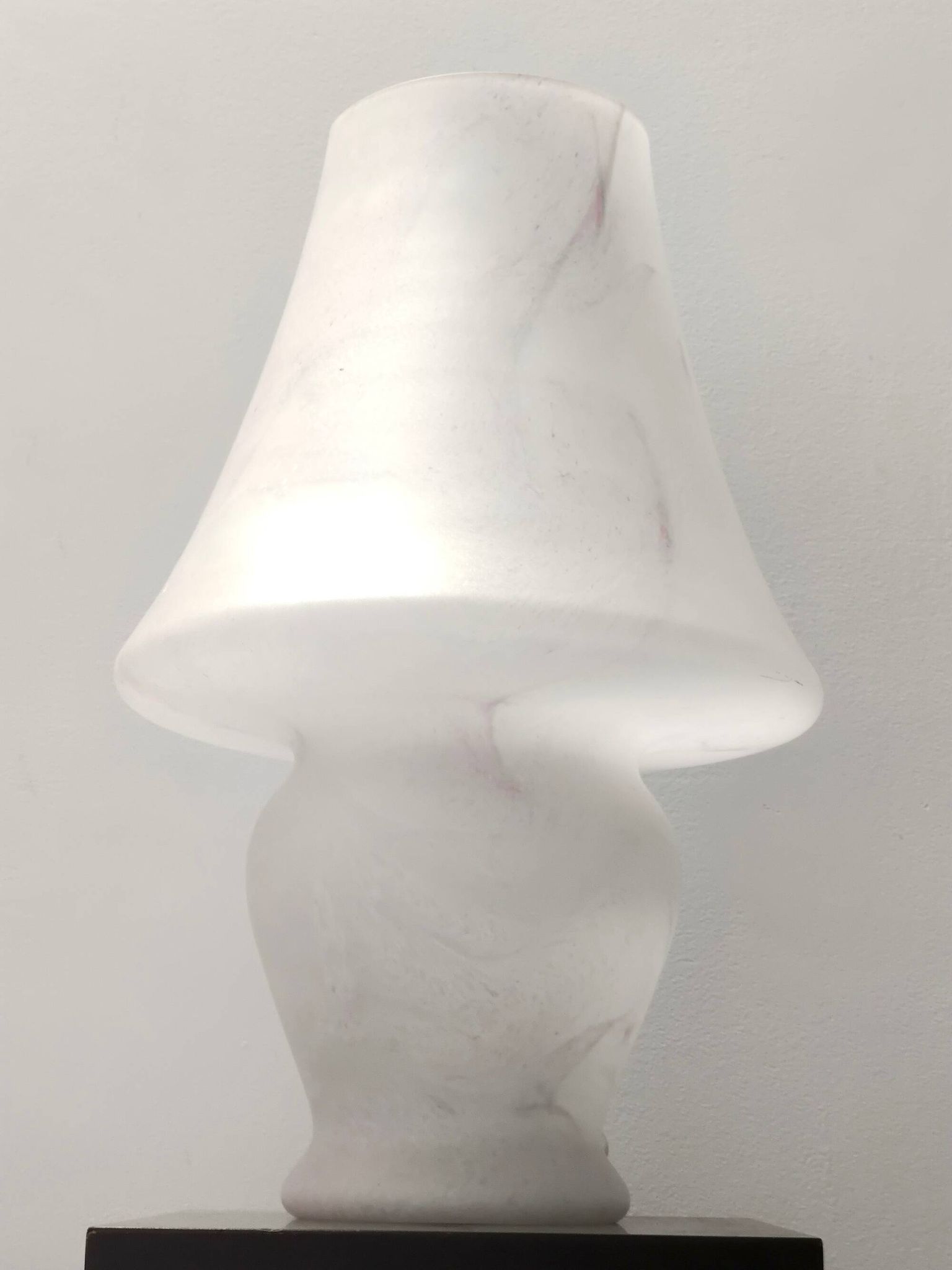 Lampe de table en verre Murano blanc avec un effet marbre rose, Italie