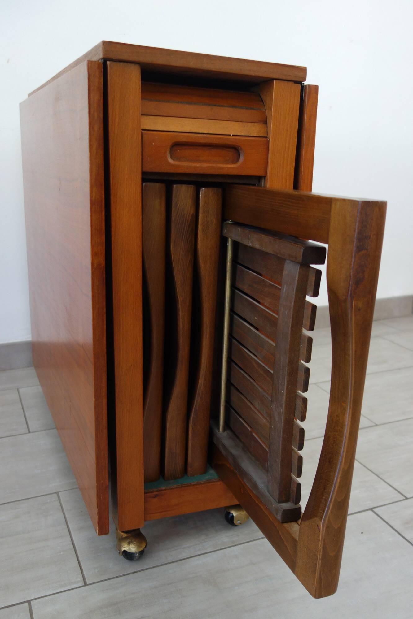 Drop-leaf table and 4 folding chairs, 1960