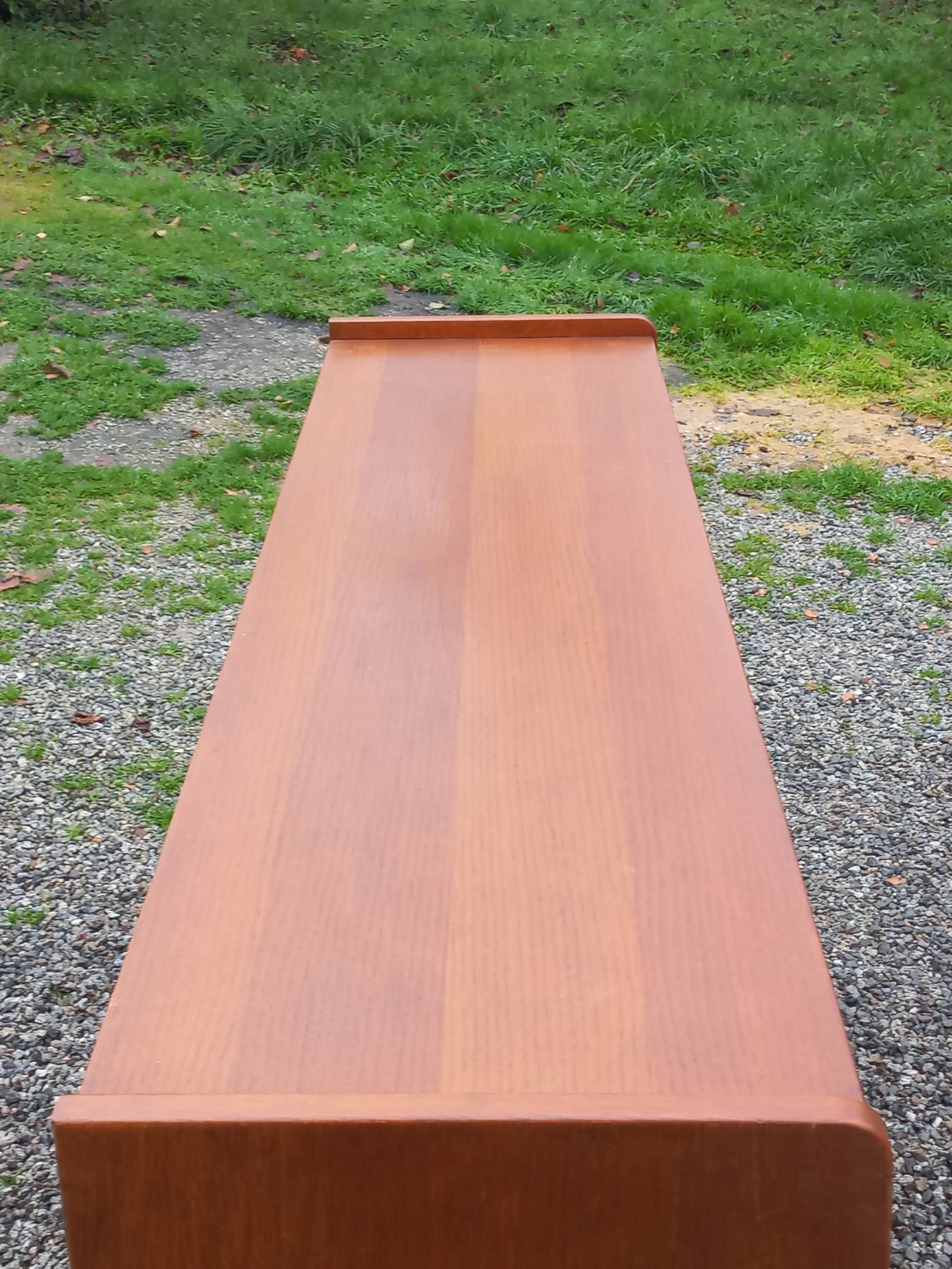 Enfilade vintage en chêne doré portes coulissantes pieds compas 1950