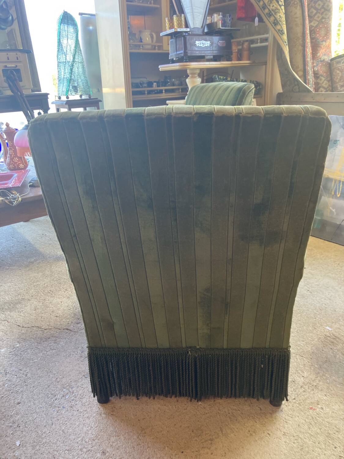 Set of two green velvet toad armchairs with fringe