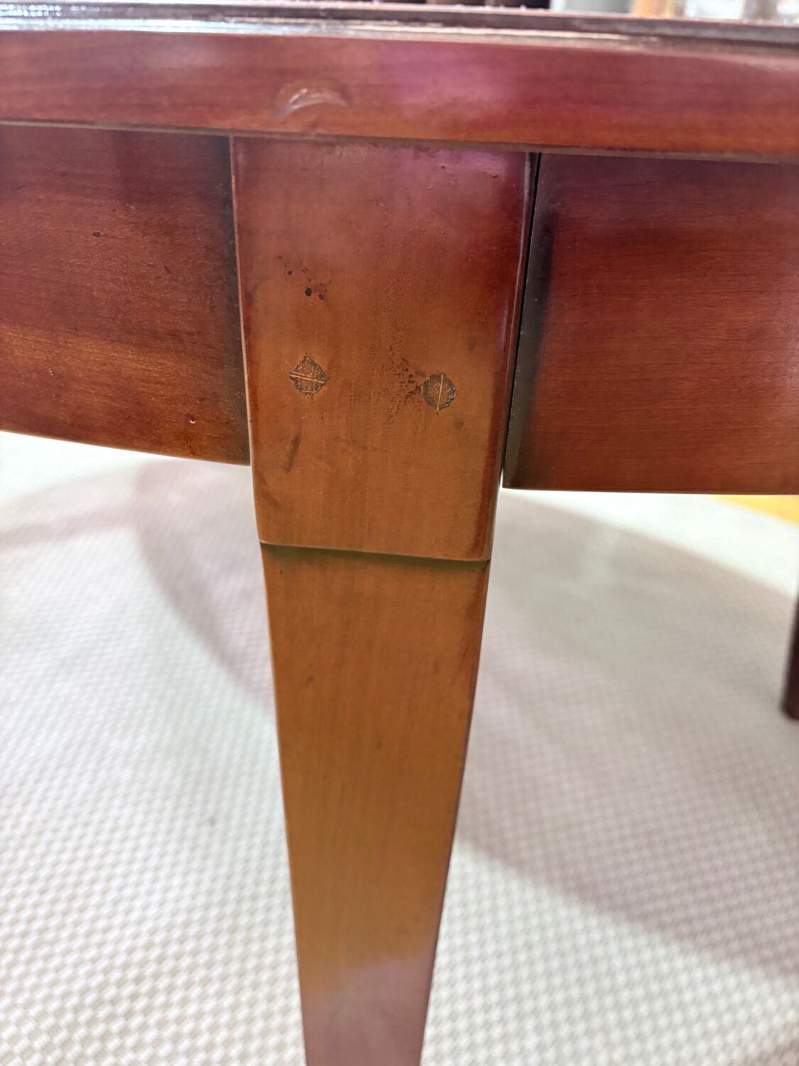 Extendable dining table in cherry wood
