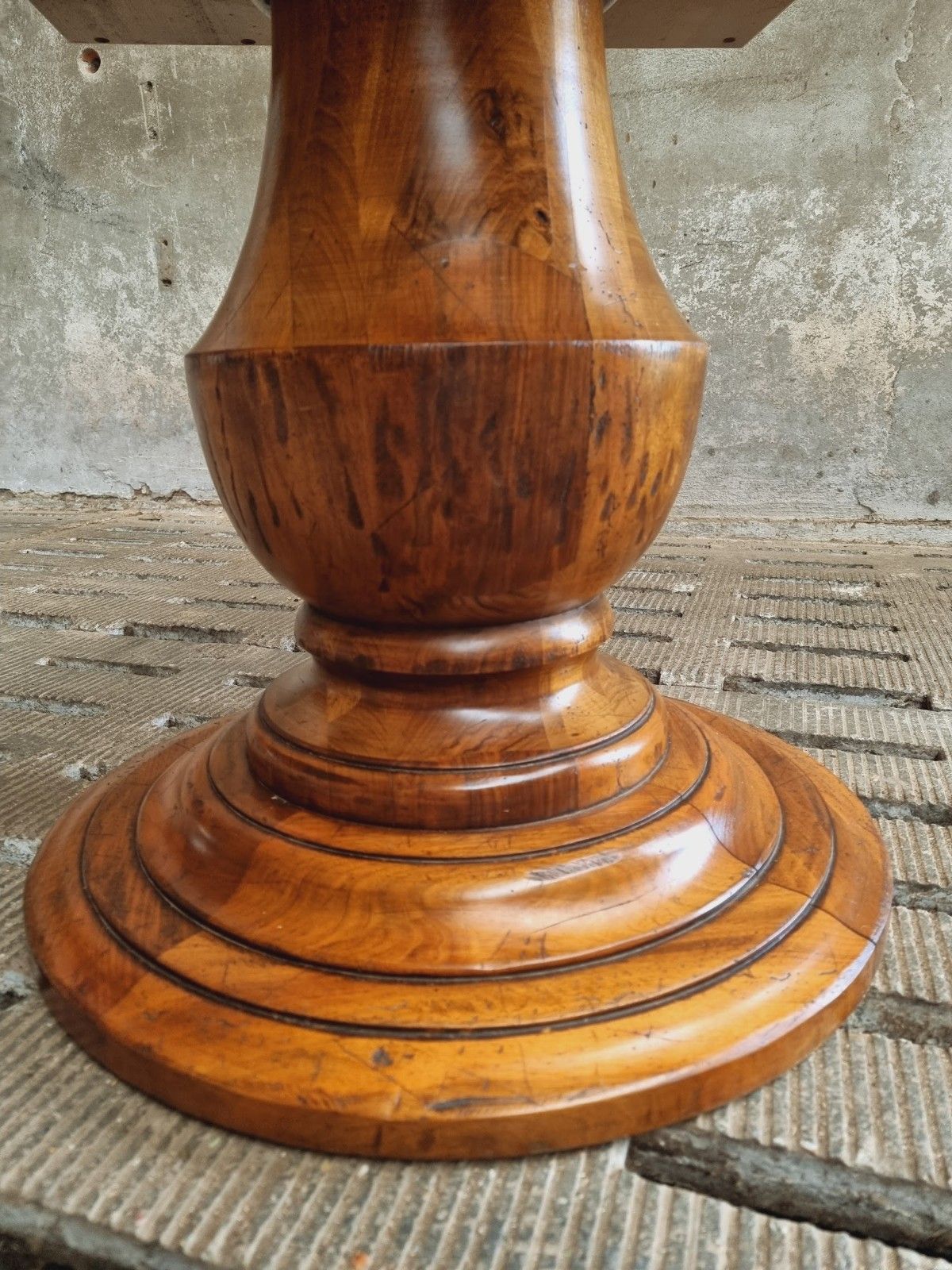 Table ronde ancienne en noyer 140 cm