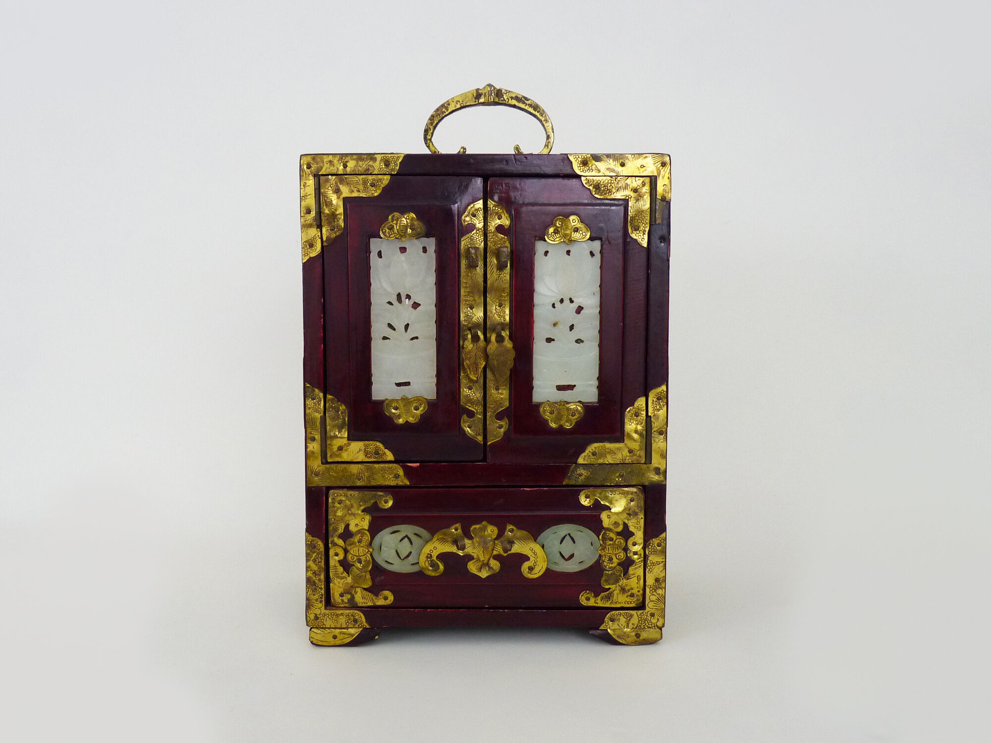 Chinese jewelry box in lacquered wood, jade and brass ornaments. Year 50 60