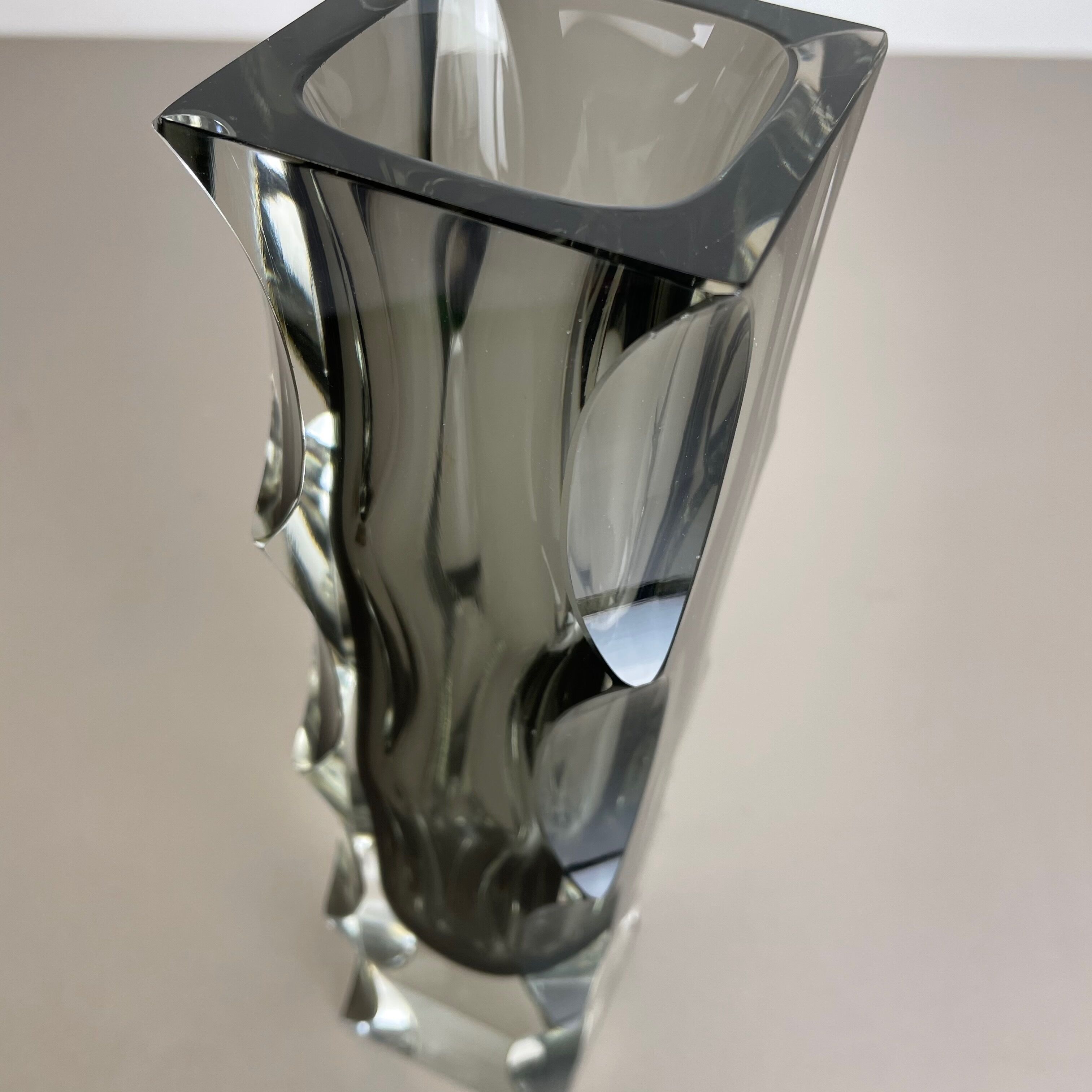 Extra Large Mandruzzato Faceted Glass Sommerso Vase Made in Murano, Italy 1970s