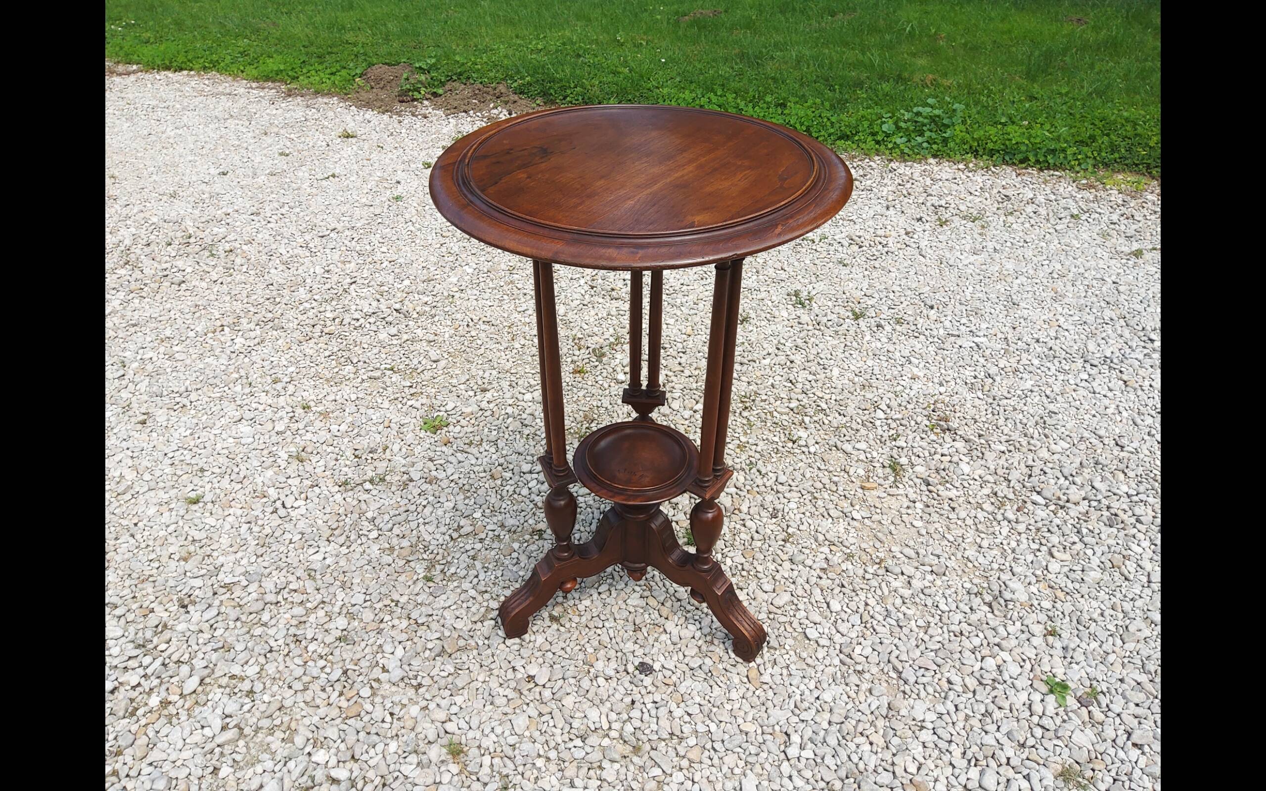 Side table in walnut