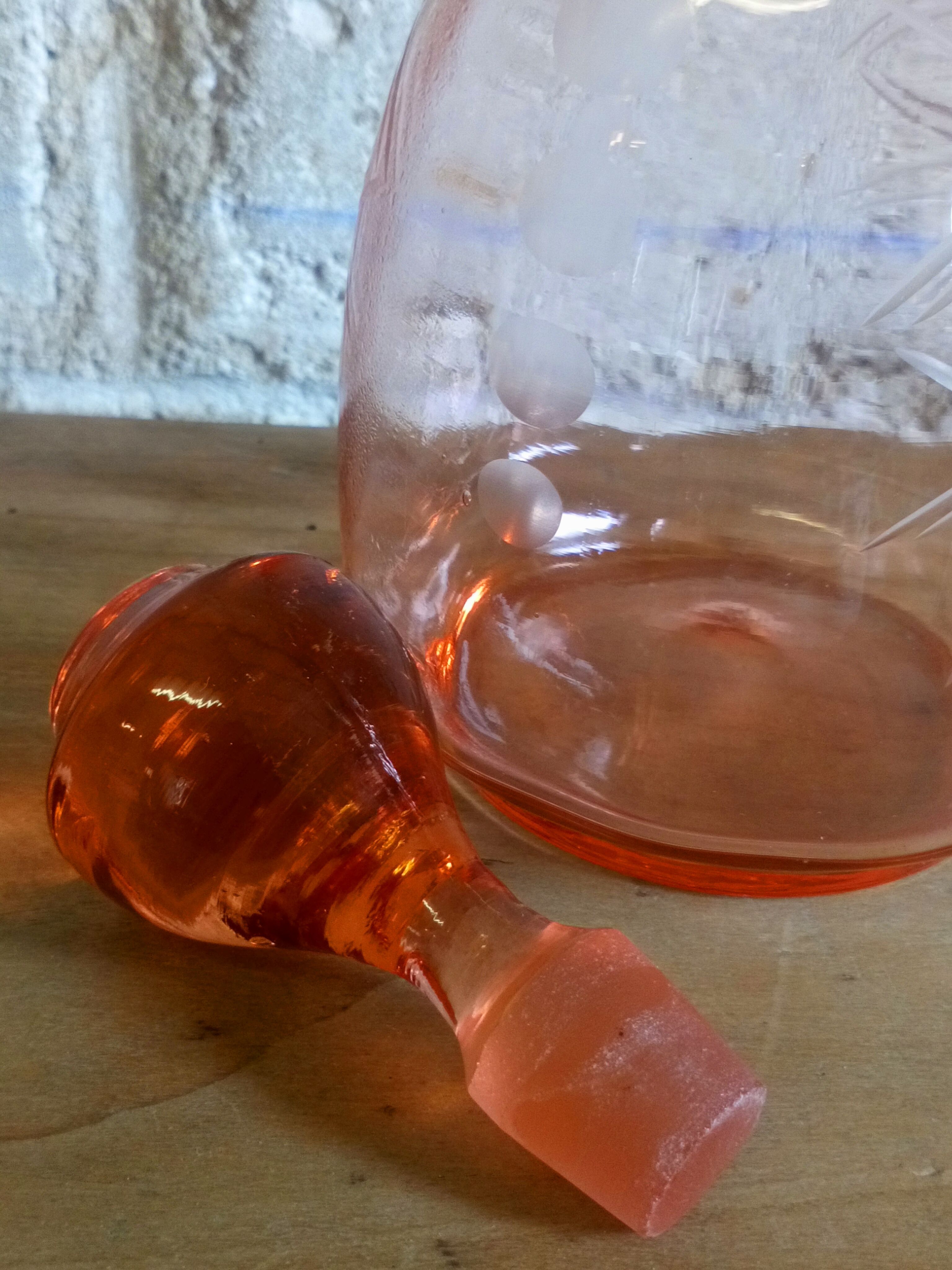 Carafe en verre gravé rose