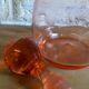 Carafe en verre gravé rose