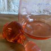 Carafe en verre gravé rose
