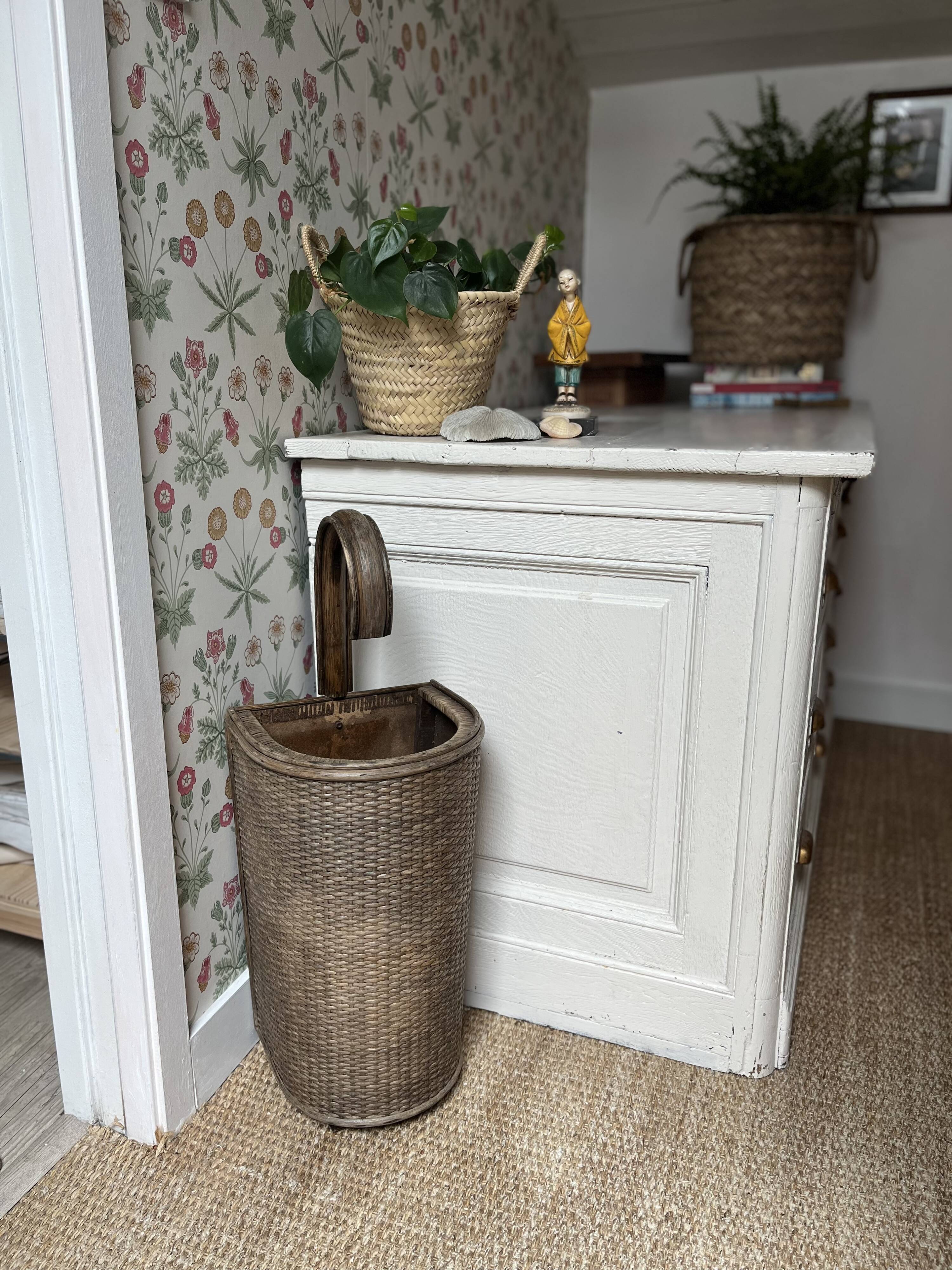 Wicker umbrella stand