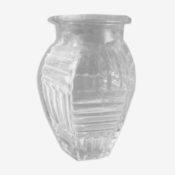 Vase en verre moulé transparent