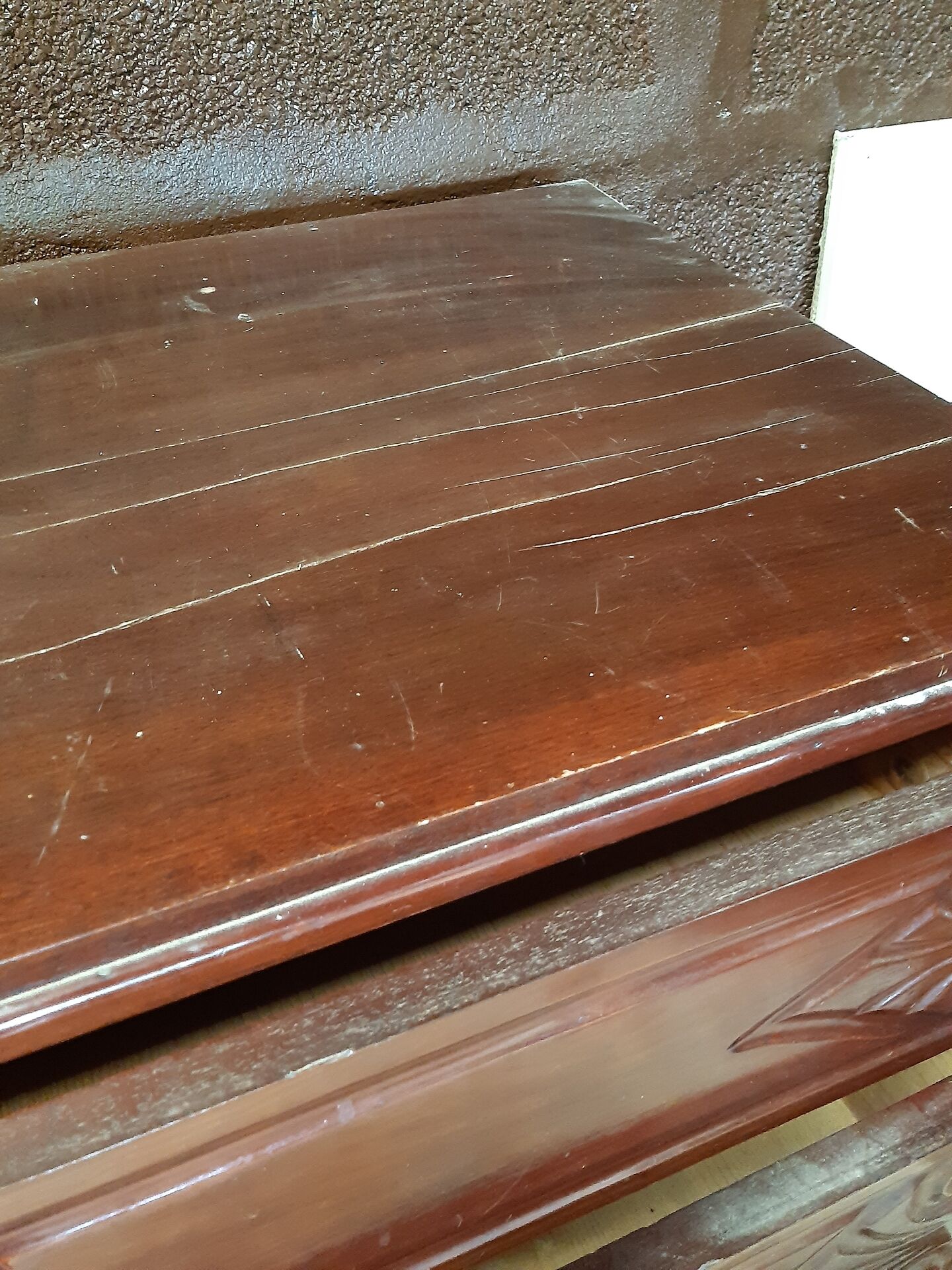 Chest of drawers with 5 drawers.
