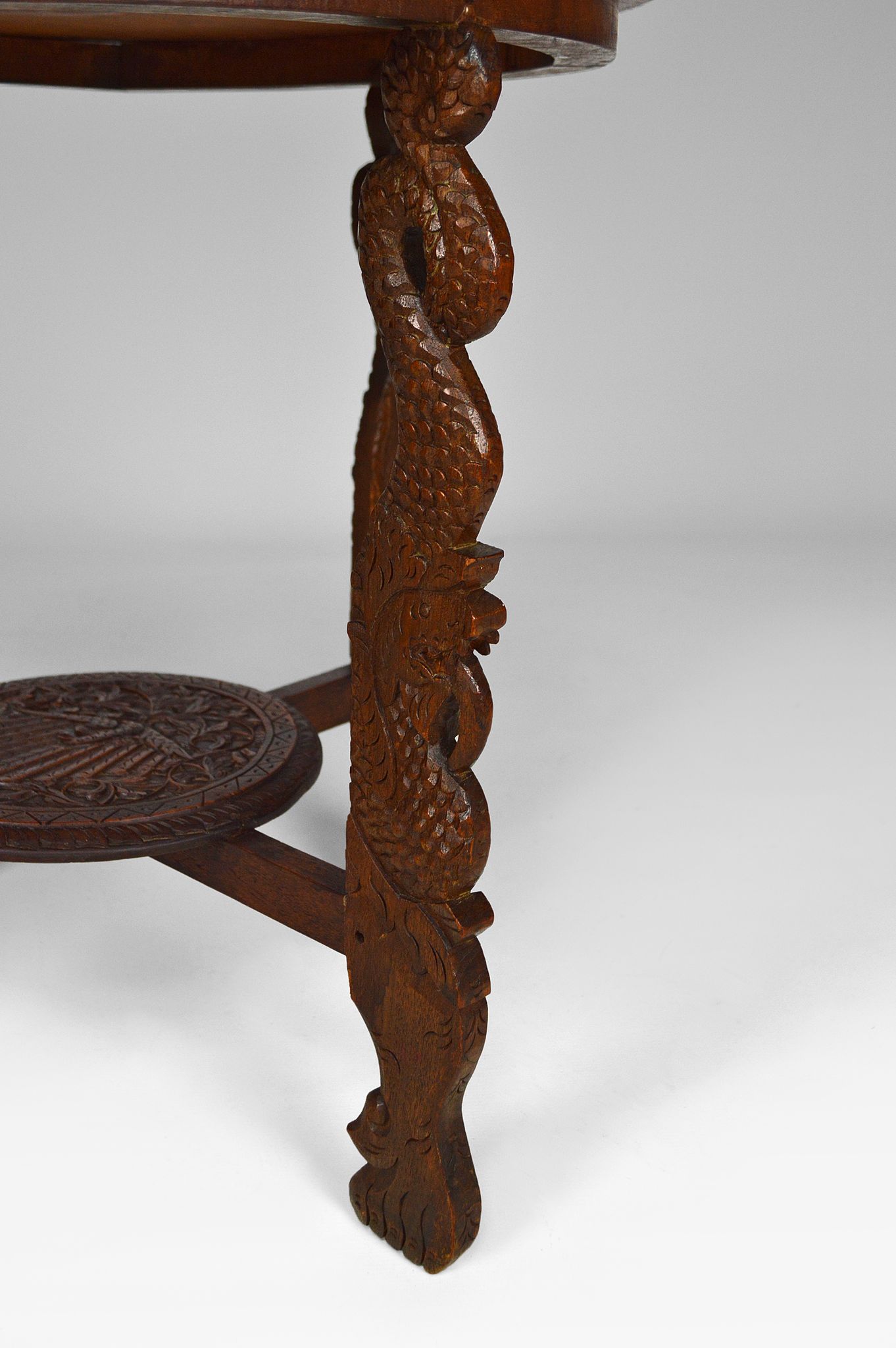 Table basse asiatique sculptée de dragons et de paons, Indonésie, début XXe