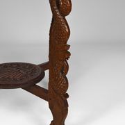 Table basse asiatique sculptée de dragons et de paons, Indonésie, début XXe