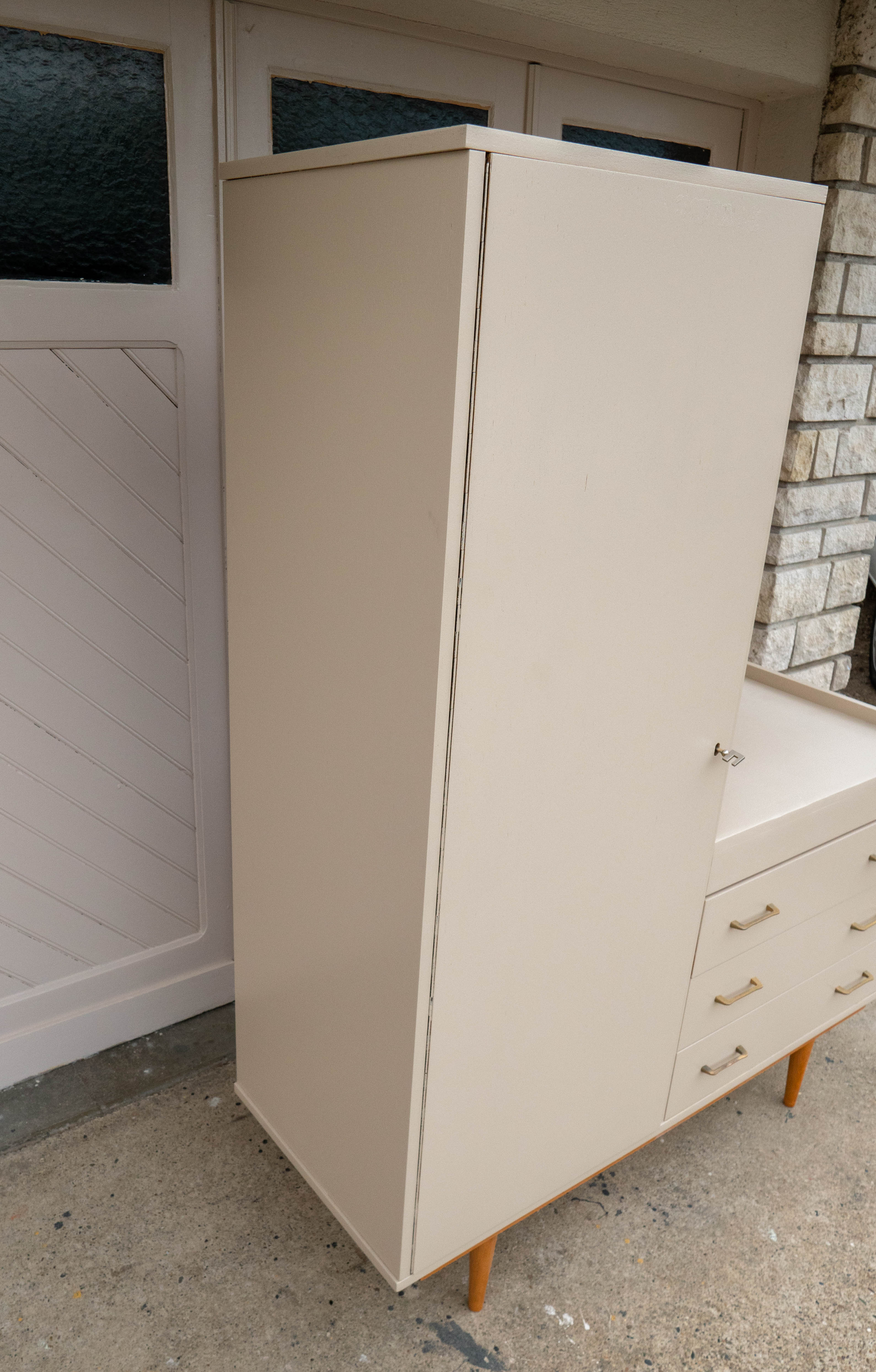 Asymmetrical cabinet