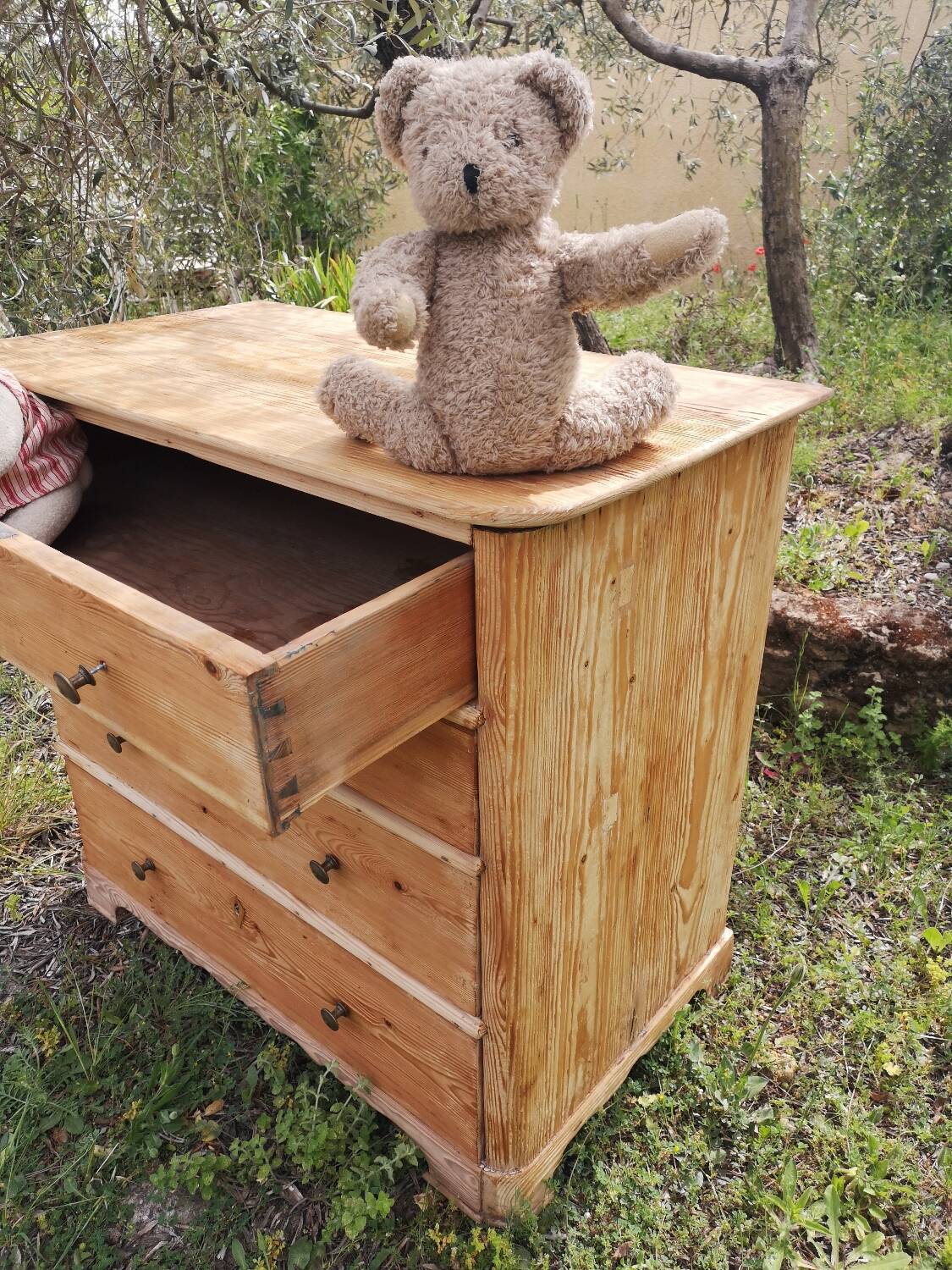 4-drawer pine chest of drawers