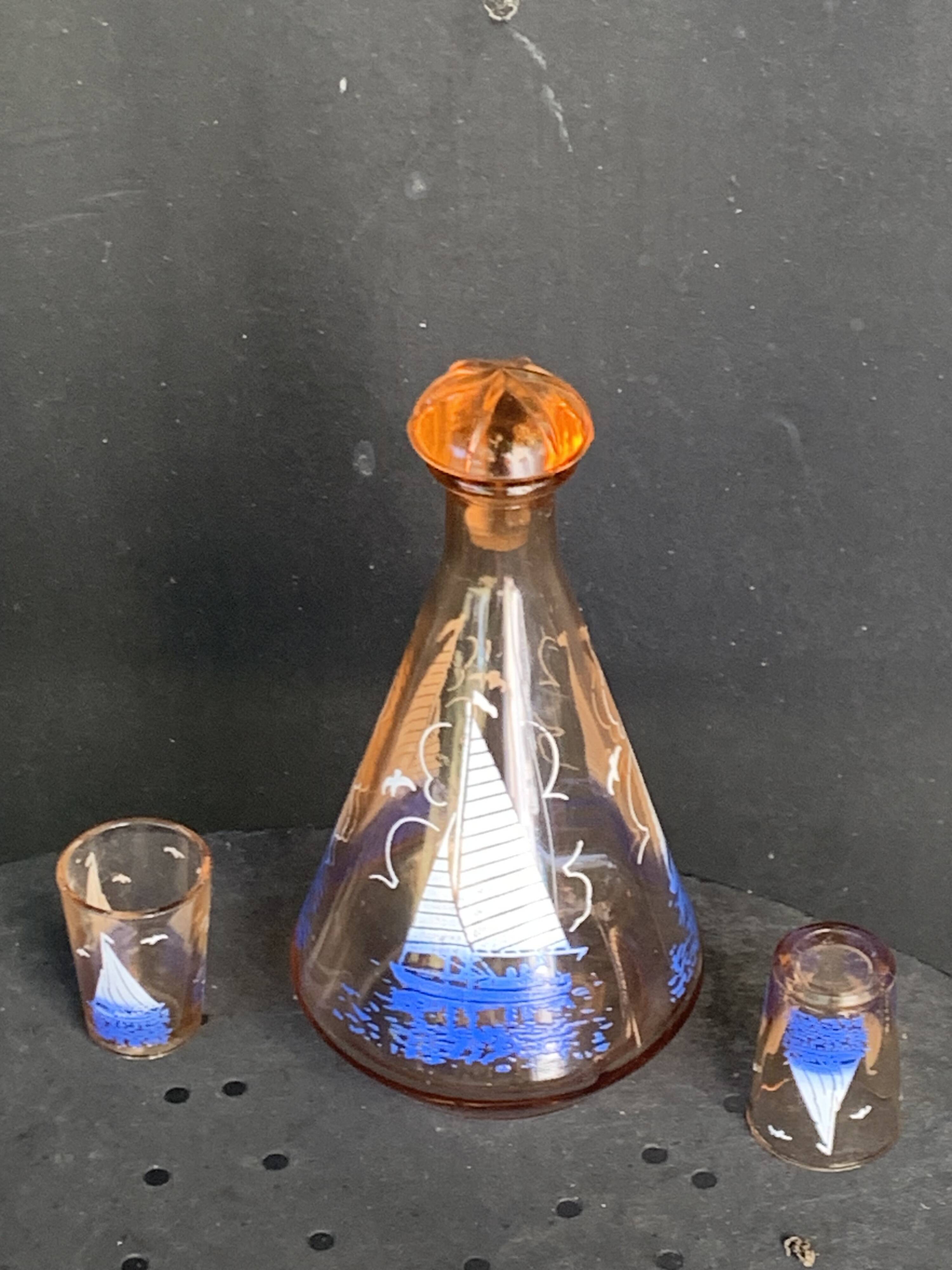 Service a liqueur, carafe en verre rose et 10 petits verres motif voilier