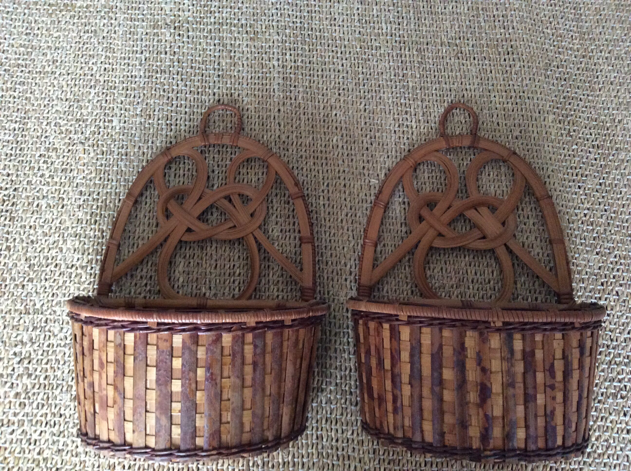 2 baskets to hang on the wall