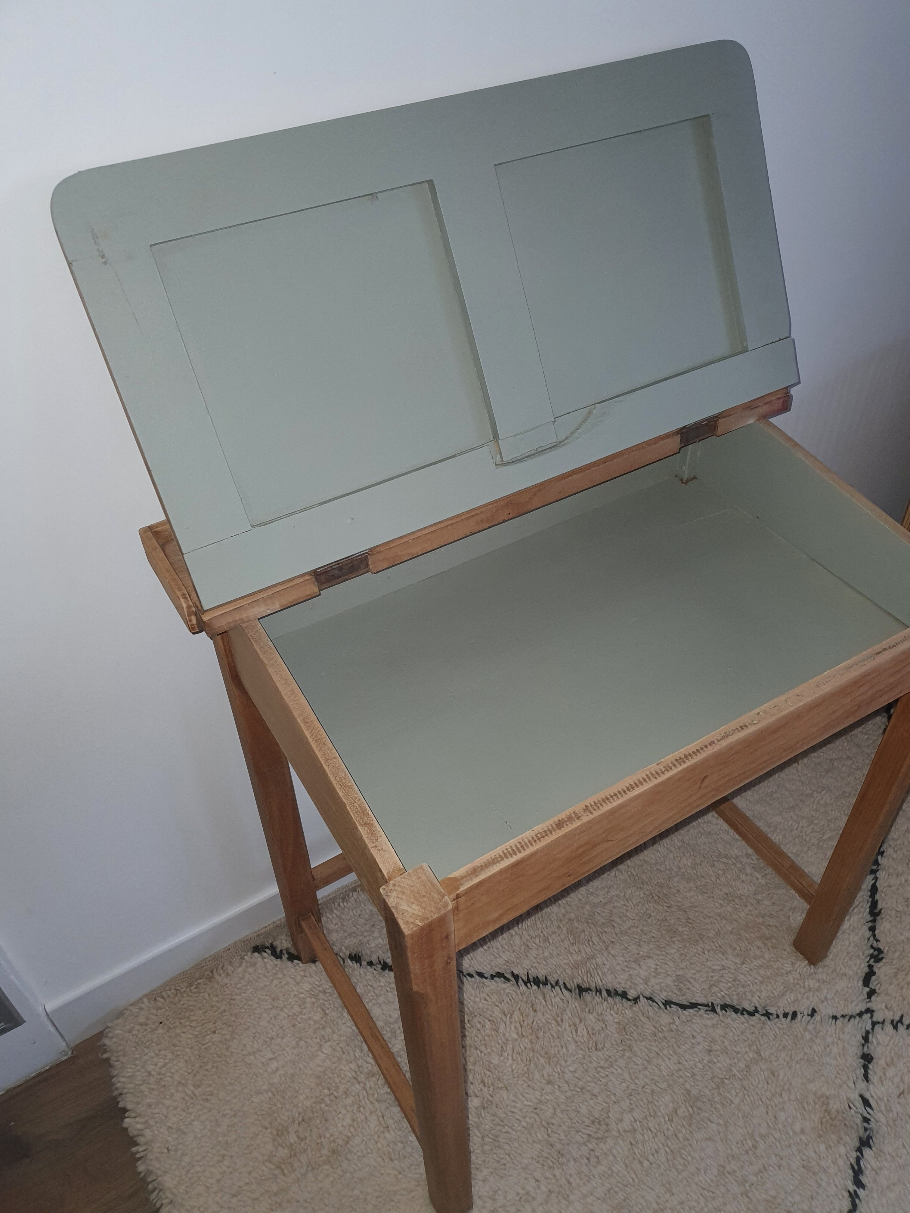 Child desk
