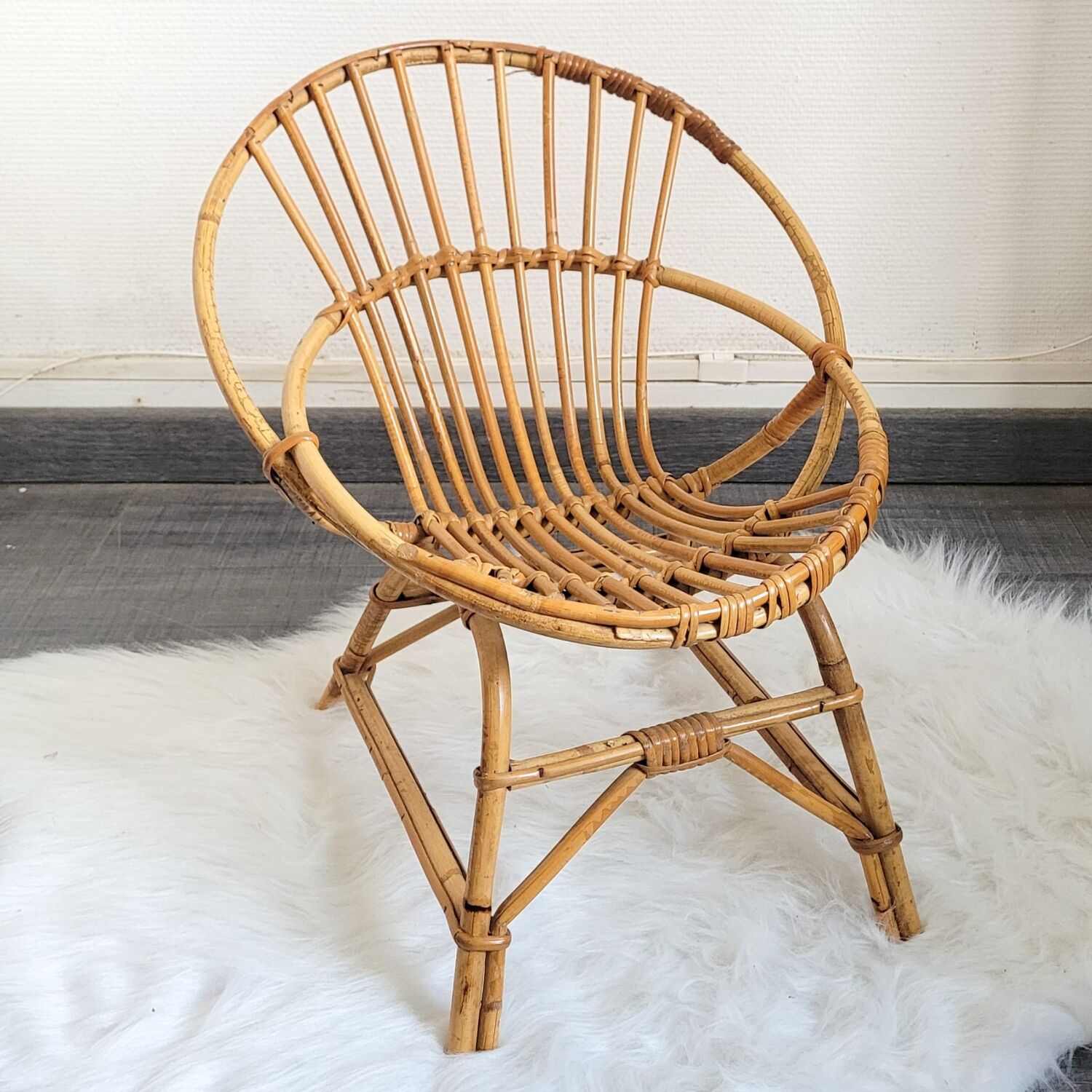 Fauteuil corbeille enfant en rotin vintage