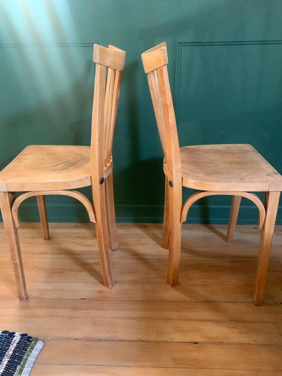 2 Scandinavian chairs inspired by Windsor.