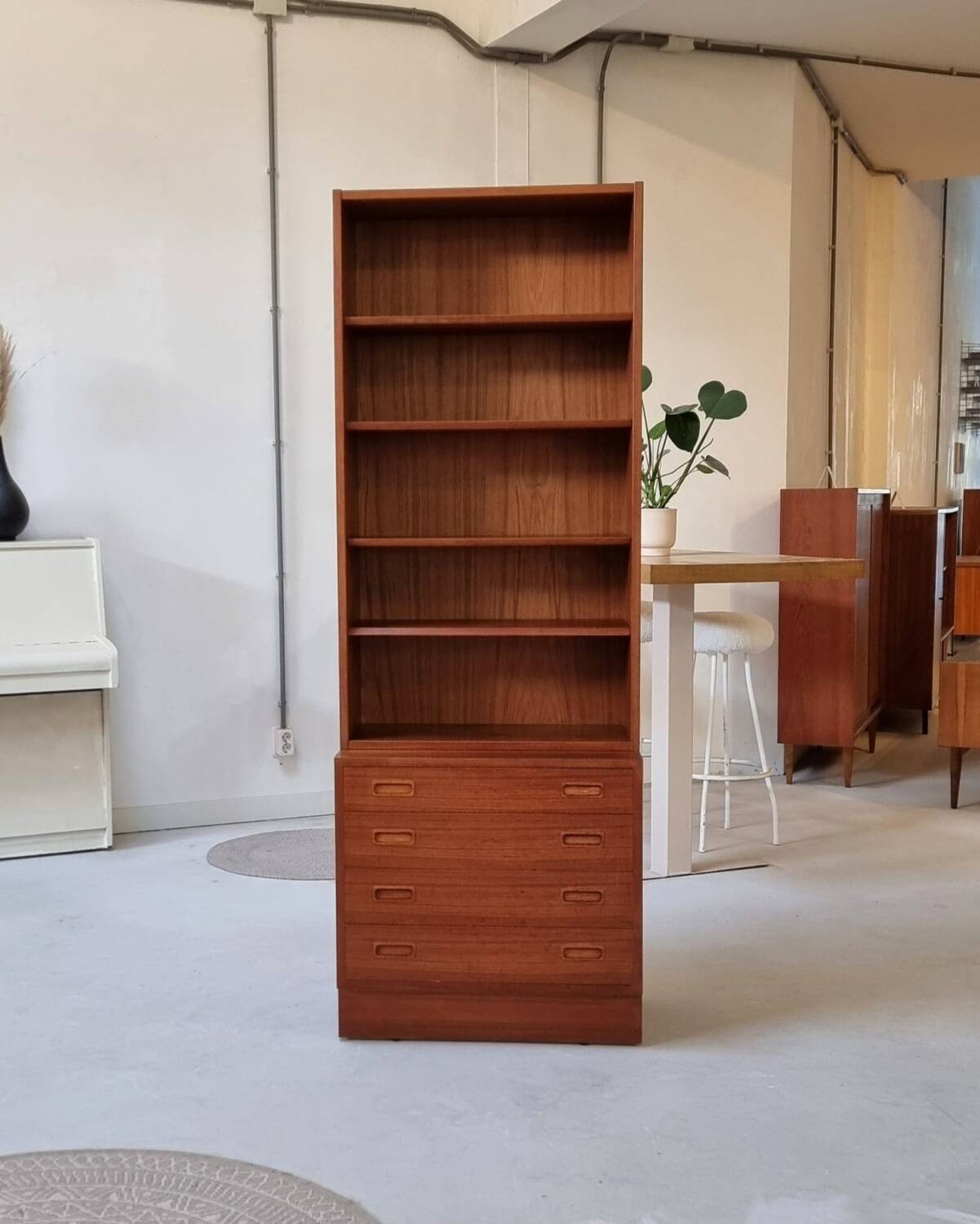 Bibliothèque haute du milieu du siècle