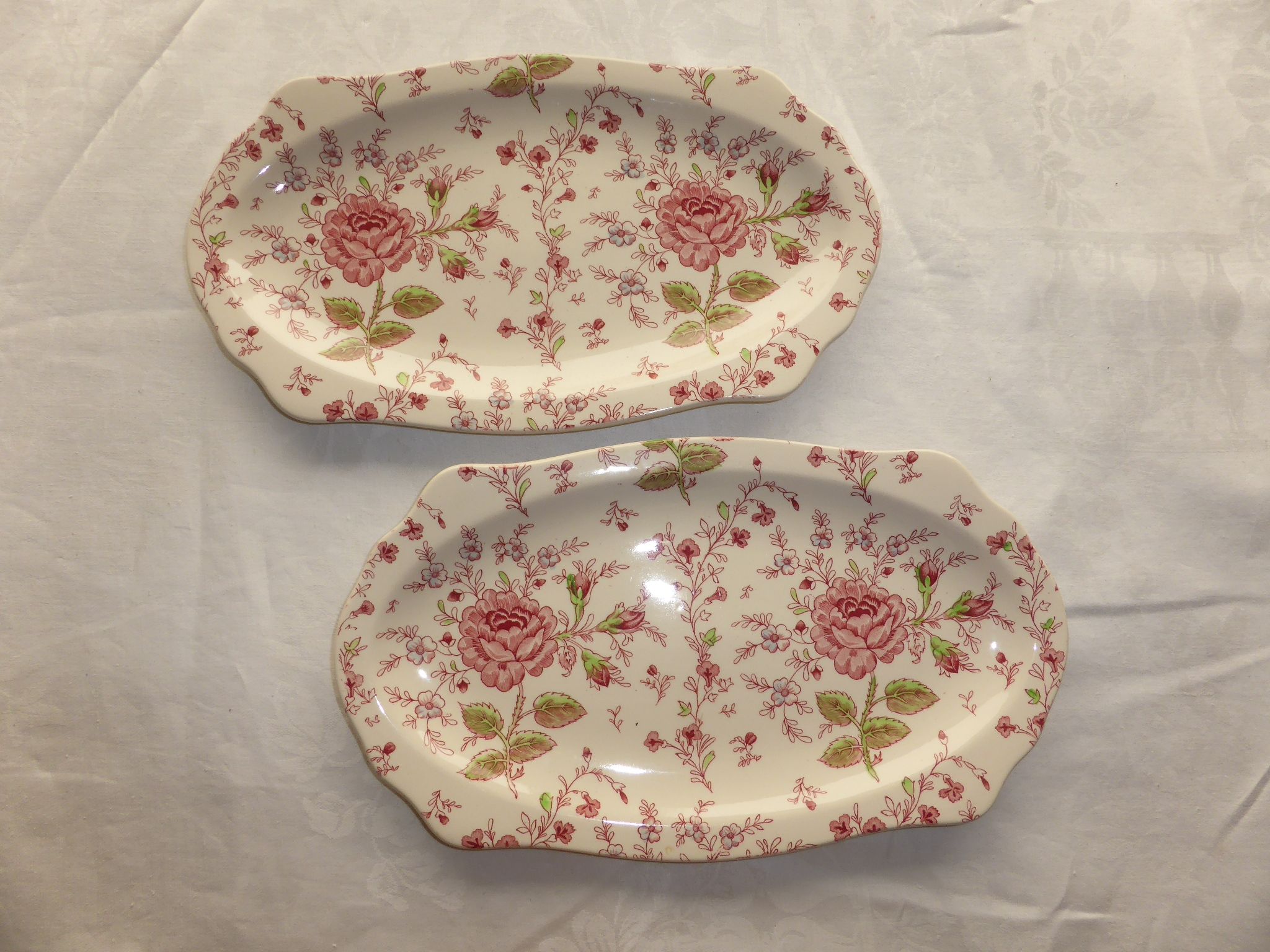 2 Oval ceramic dishes decorated with roses by Johnson Bros model Rose chintz