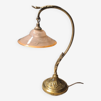 Lampe art nouveau 1900 a 20. En laiton bronze et verre moulé vieux rose