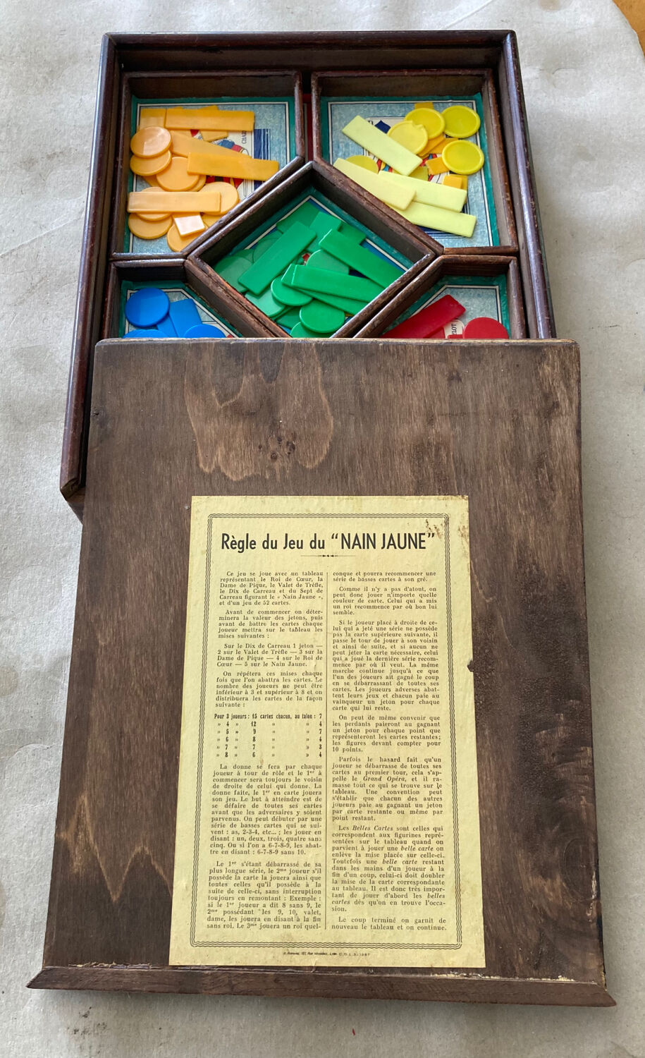 Jeu de société Nain Jaune époque XXe coffret et compartiments en bois