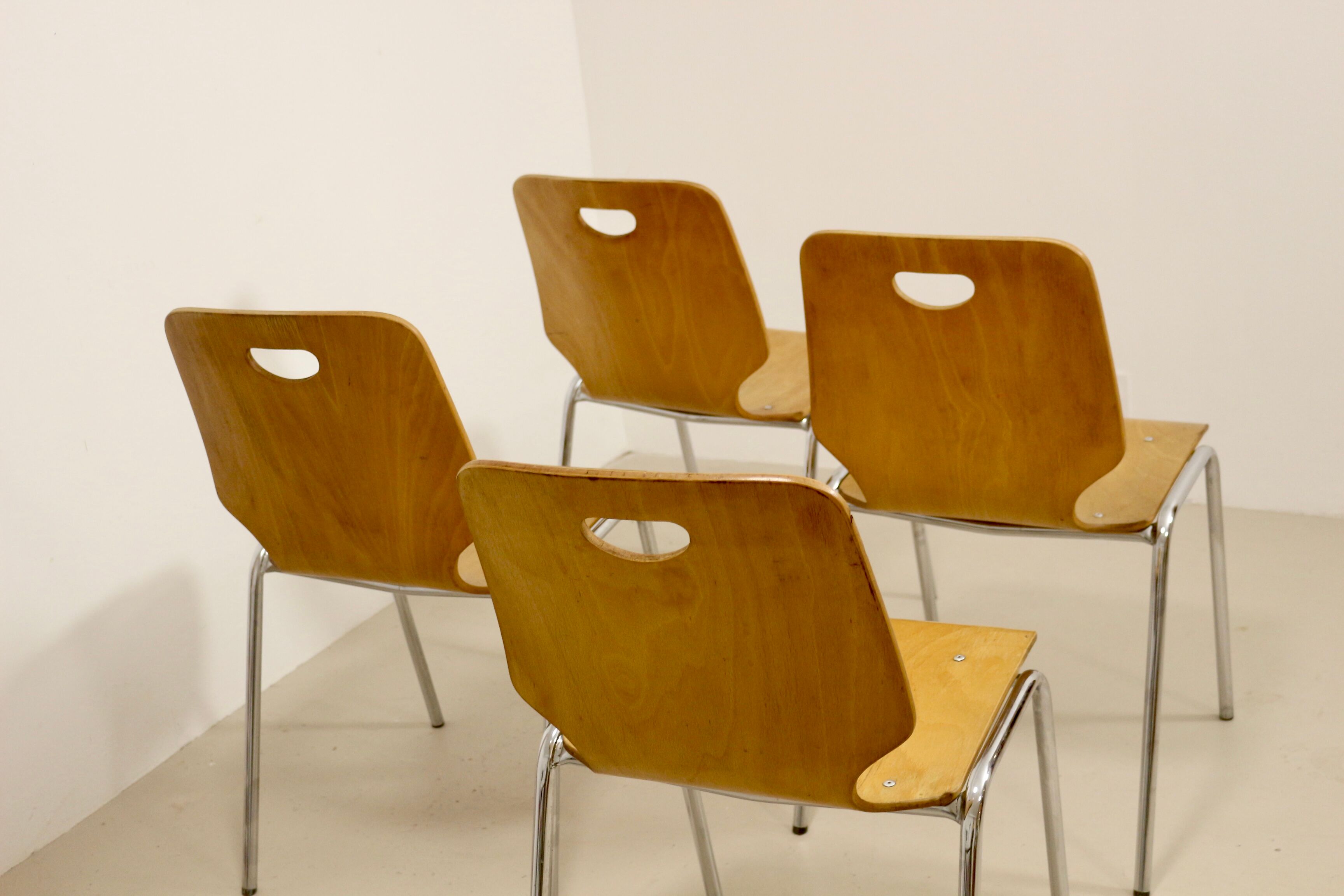 Set of 4 stackable chairs in plywood