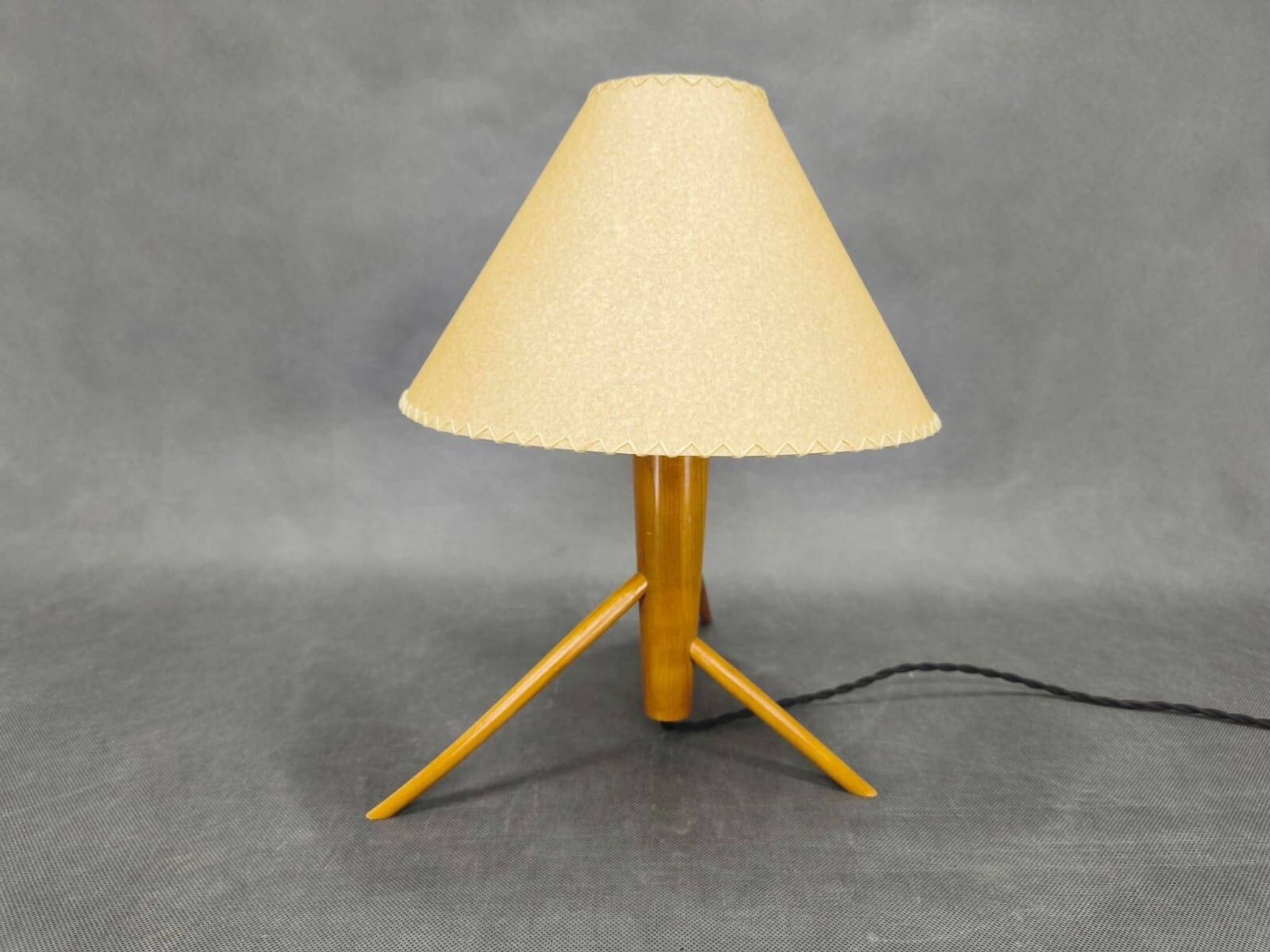 Lampe de table en érable des années 60, base trépied style ULUV.