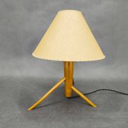Lampe de table en érable des années 60, base trépied style ULUV.
