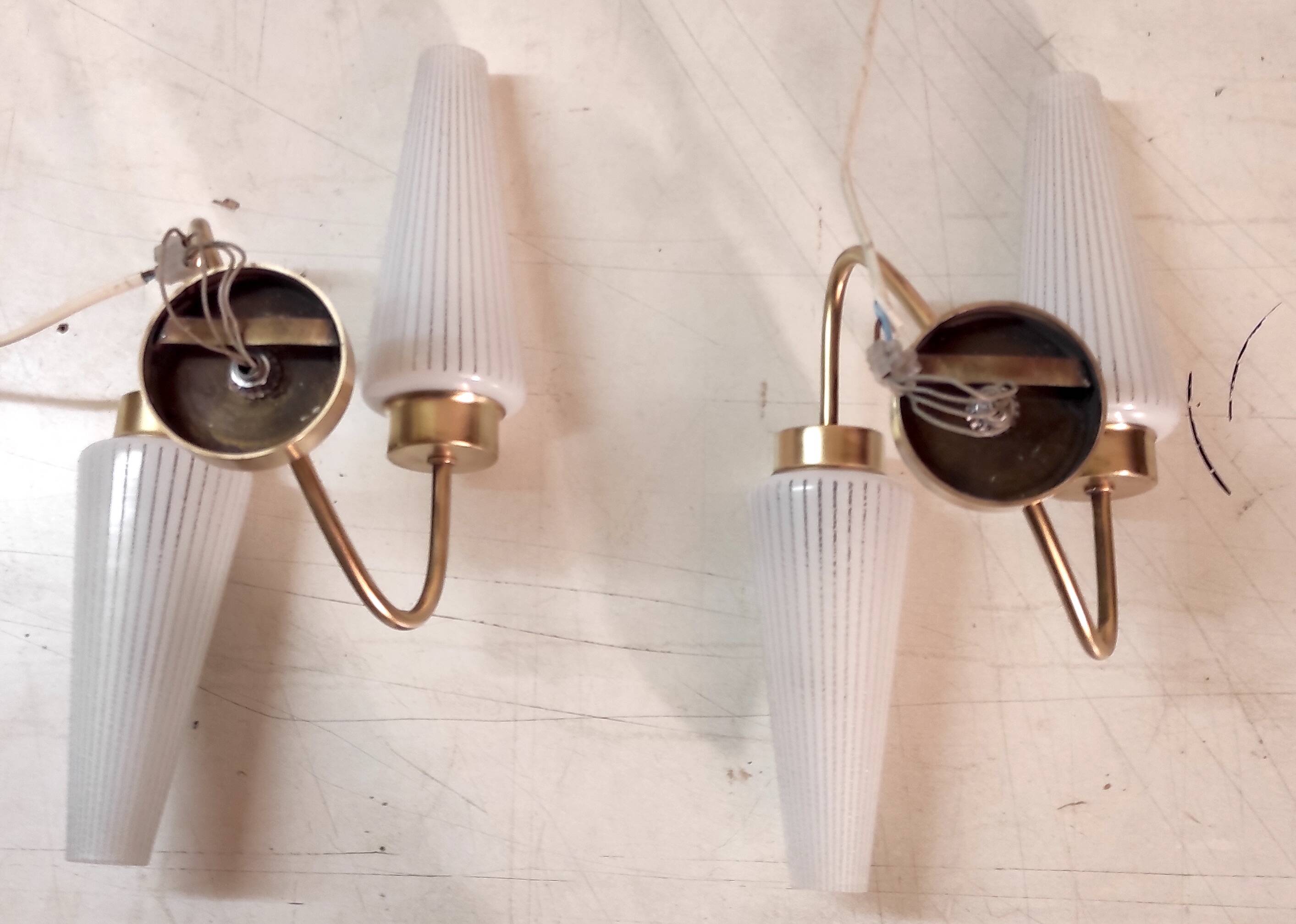 Appliques asymétriques en laiton et tulipe en opaline, années 50-60