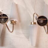 Appliques asymétriques en laiton et tulipe en opaline, années 50-60