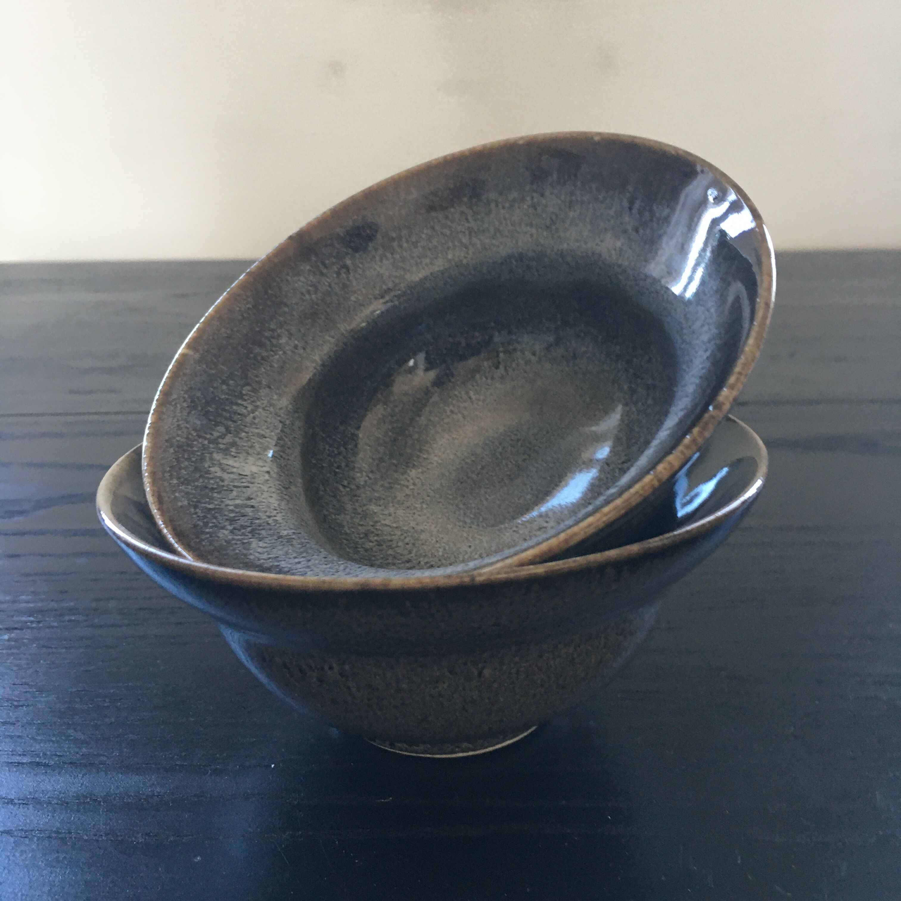 Lot 2 glazed stoneware cups