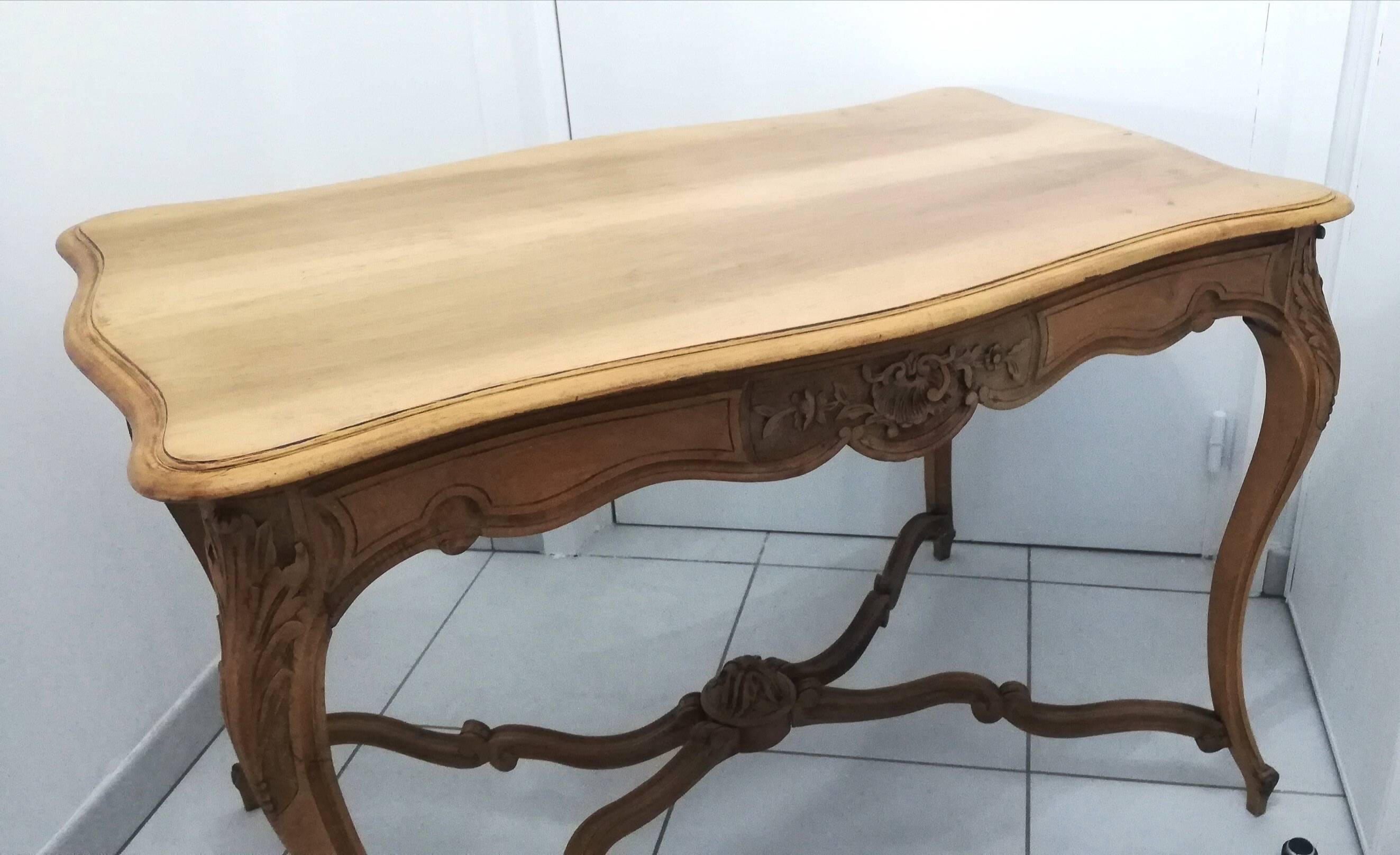Table à tiroir de style Louis XV