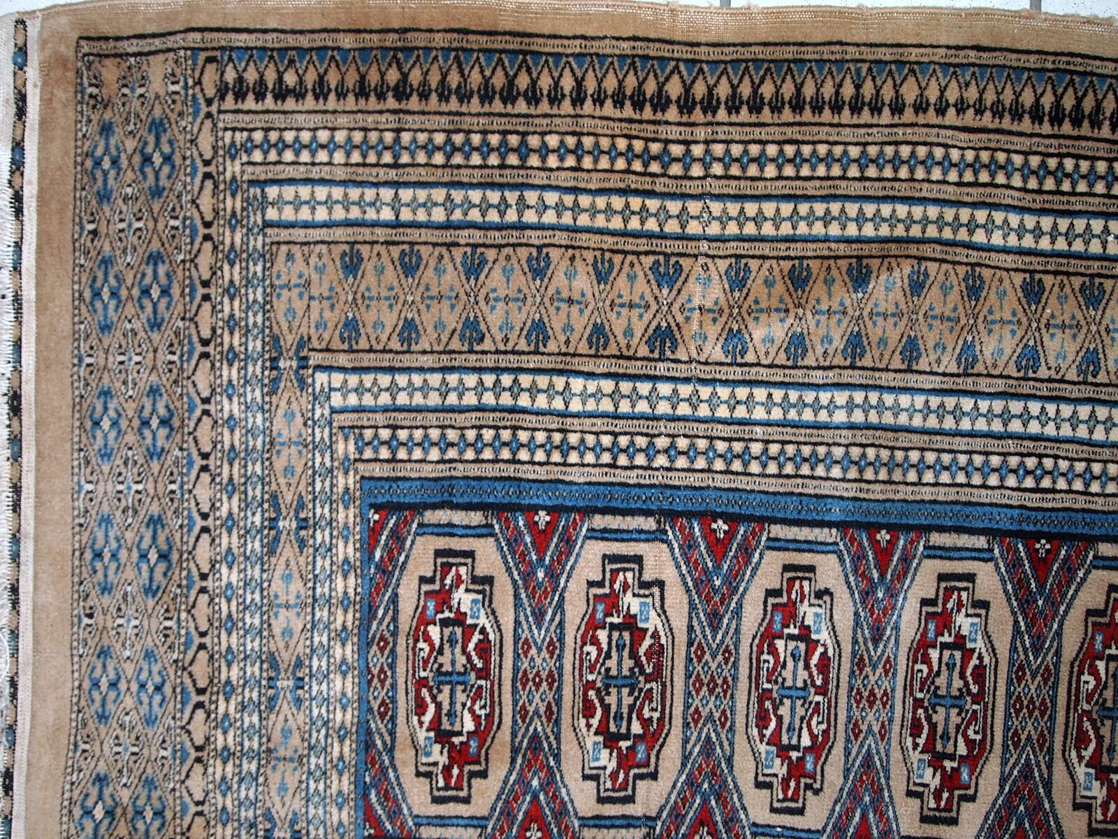 Tapis Vintage Bukhara en Laine, Années 1960, Élégance Traditionnelle