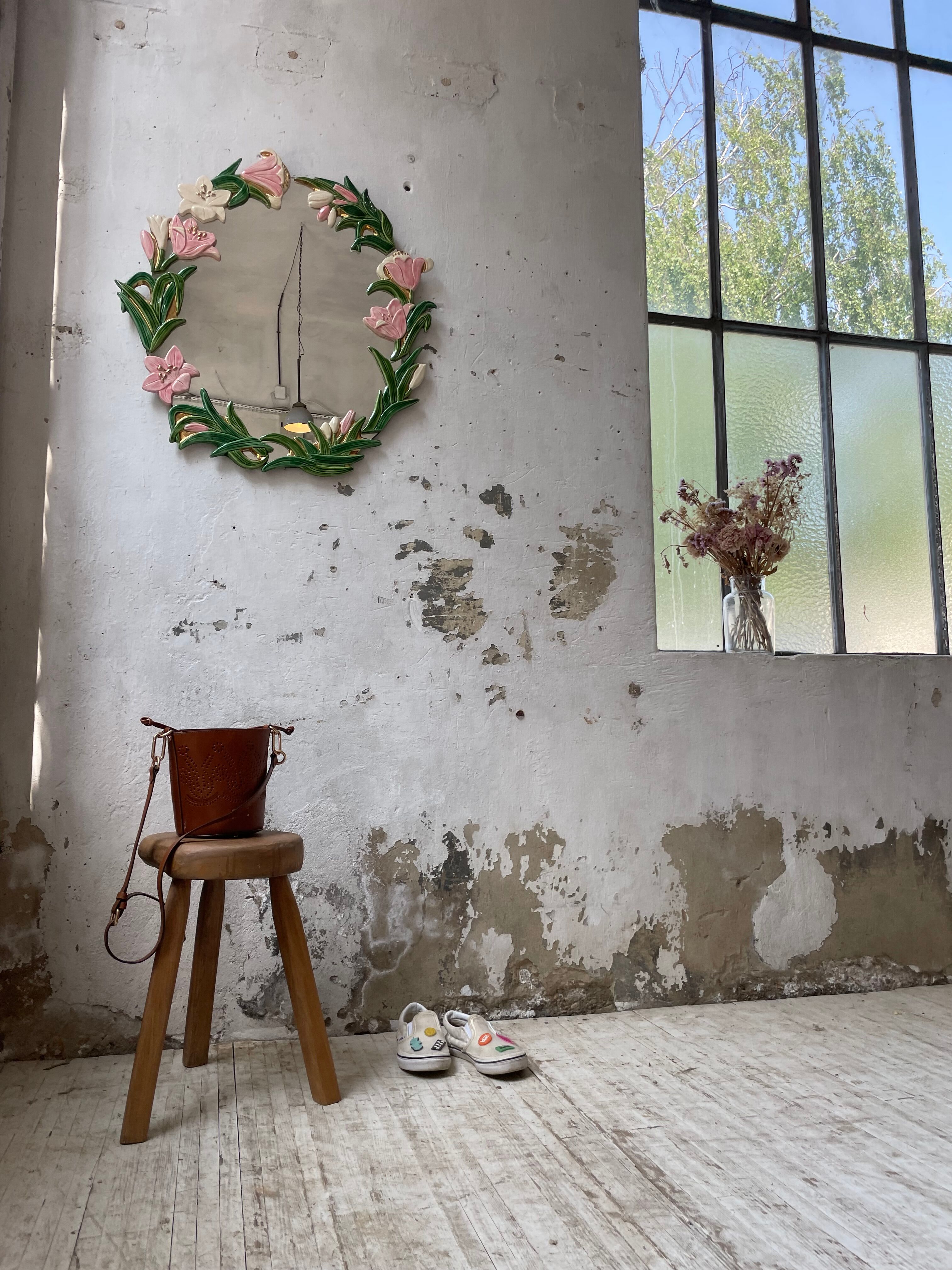 Oval ceramic mirror with flowers