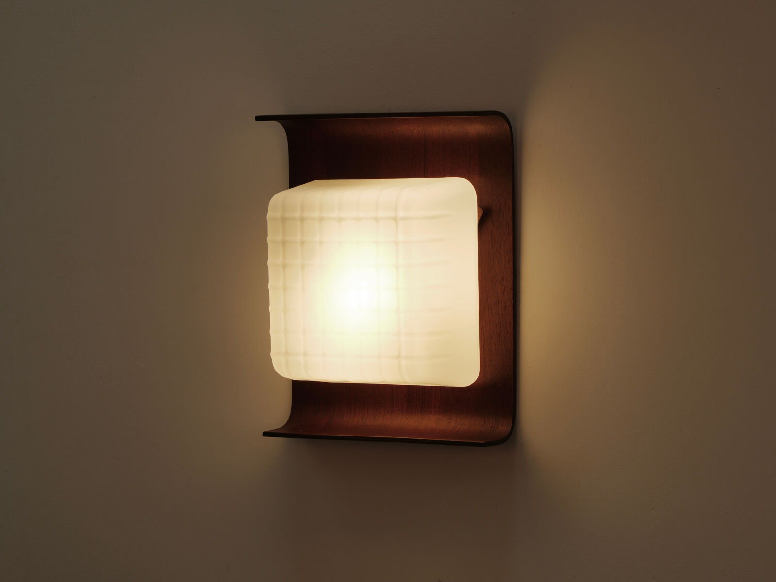 Scandinavian wall lamp Goffredo Reggiani in teak circa 1960