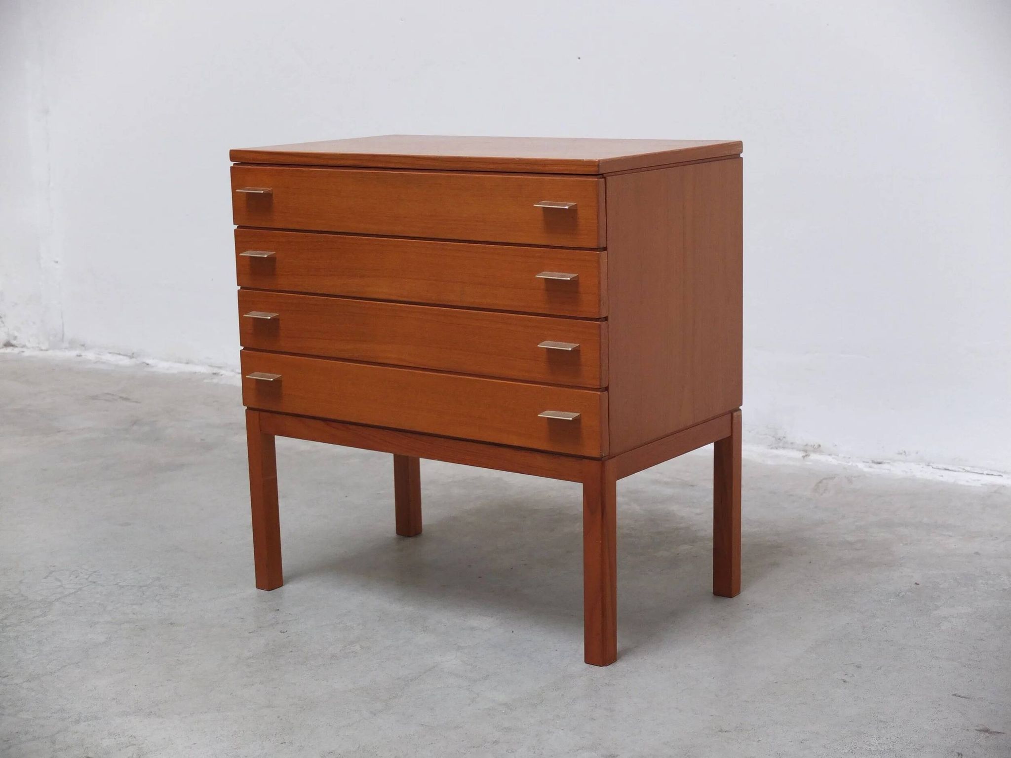 Commode suédoise en teck avec poignées en métal, années 1970