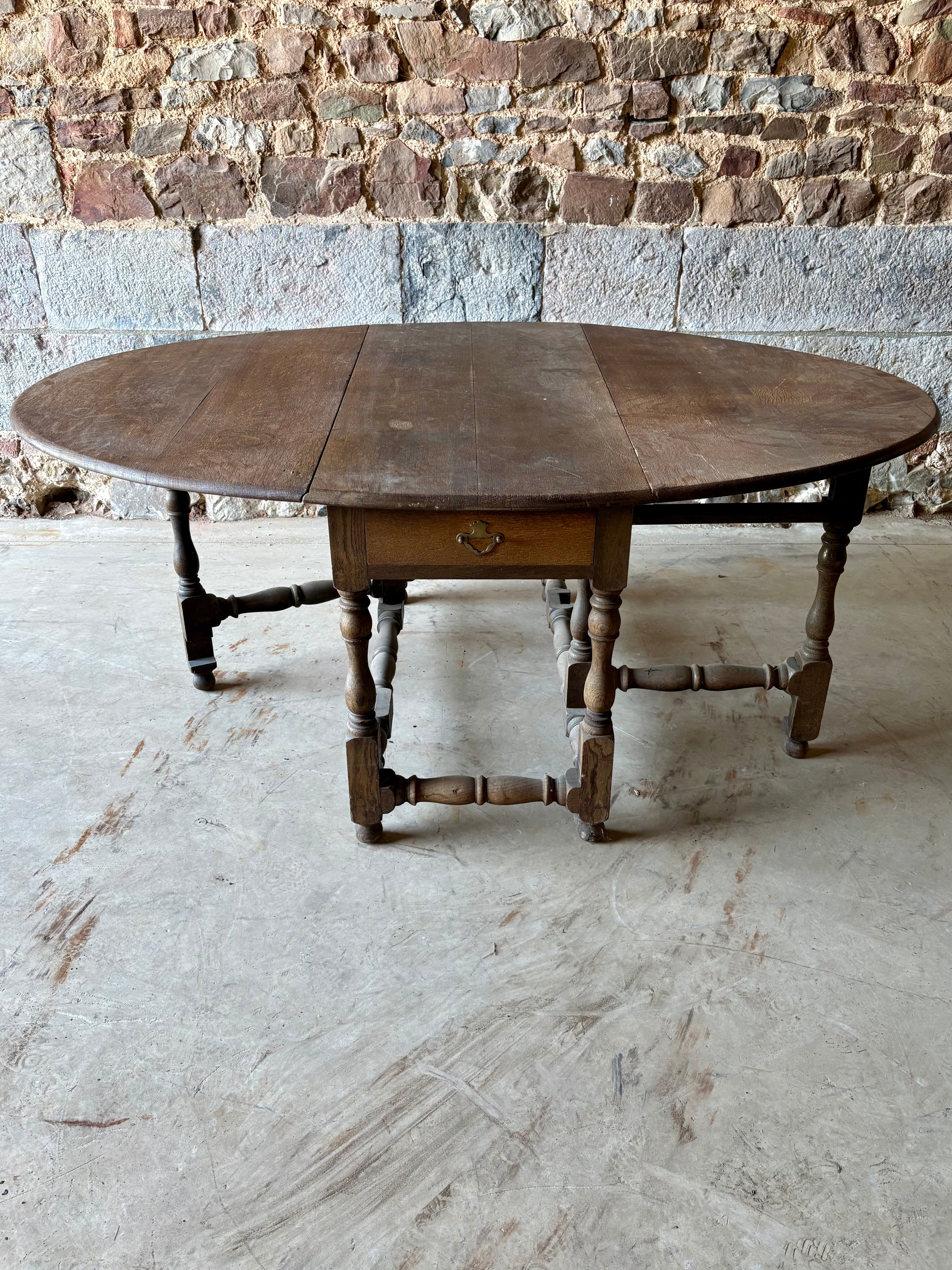 Large drop-leaf table in solid oak – English country style.