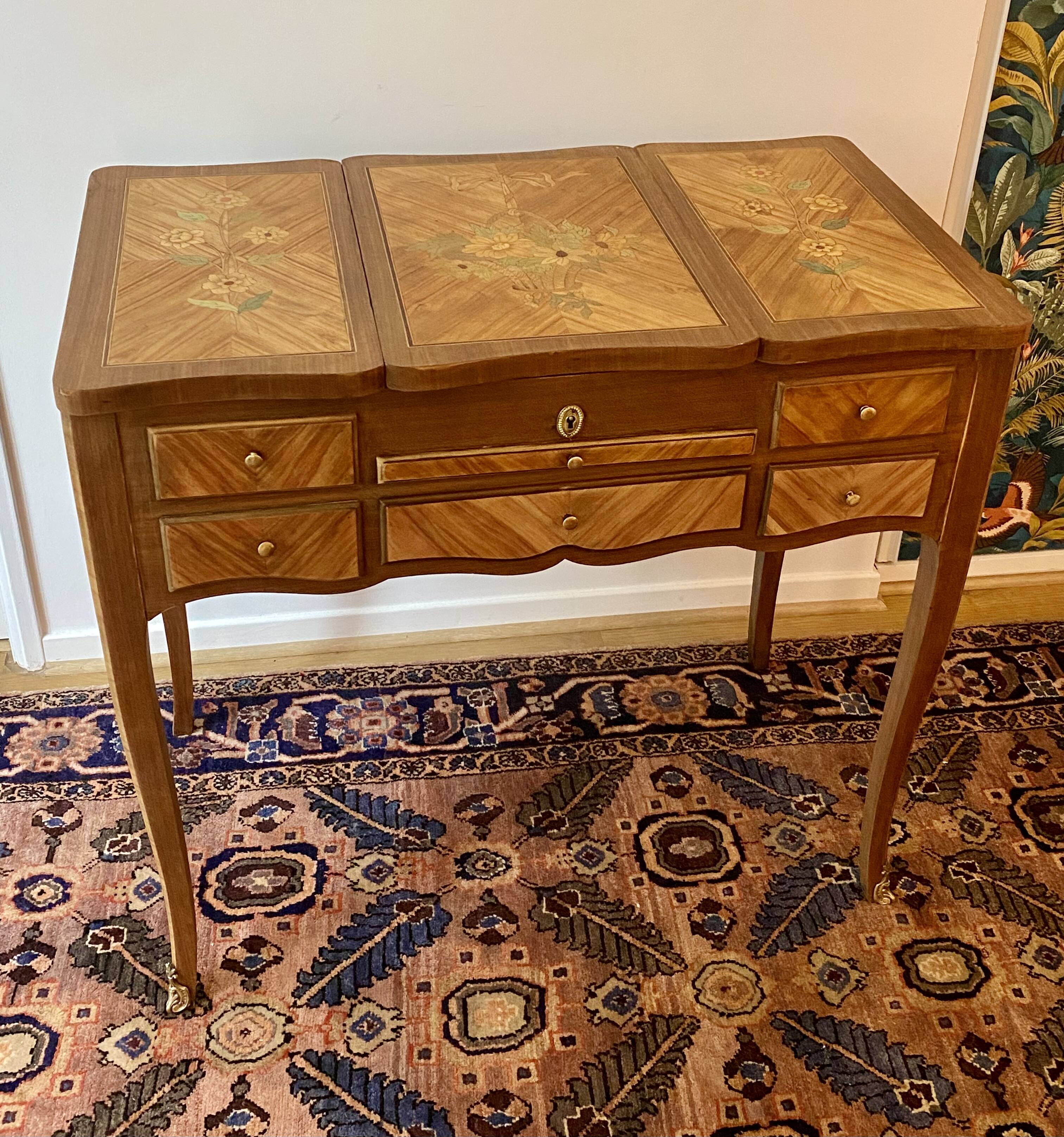 Coiffeuse en marqueterie de fleurs style Louis XV