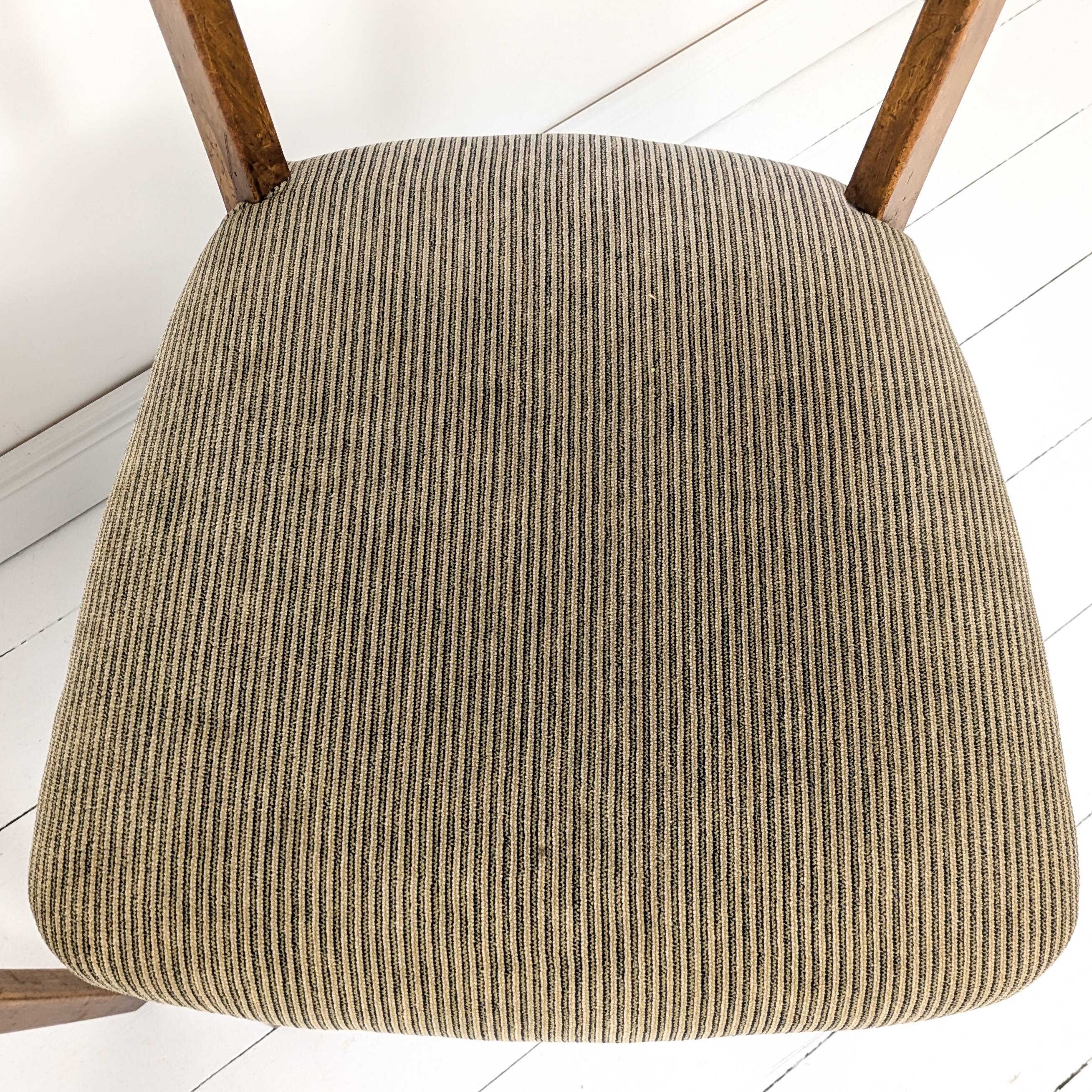 Paire de chaises vintage bois dossier barreaux, assise tissu, style 60s