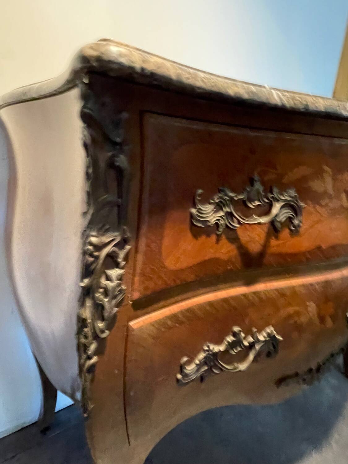 Grande, Commode,,, De Style Louis XV Galbée En Marqueterie