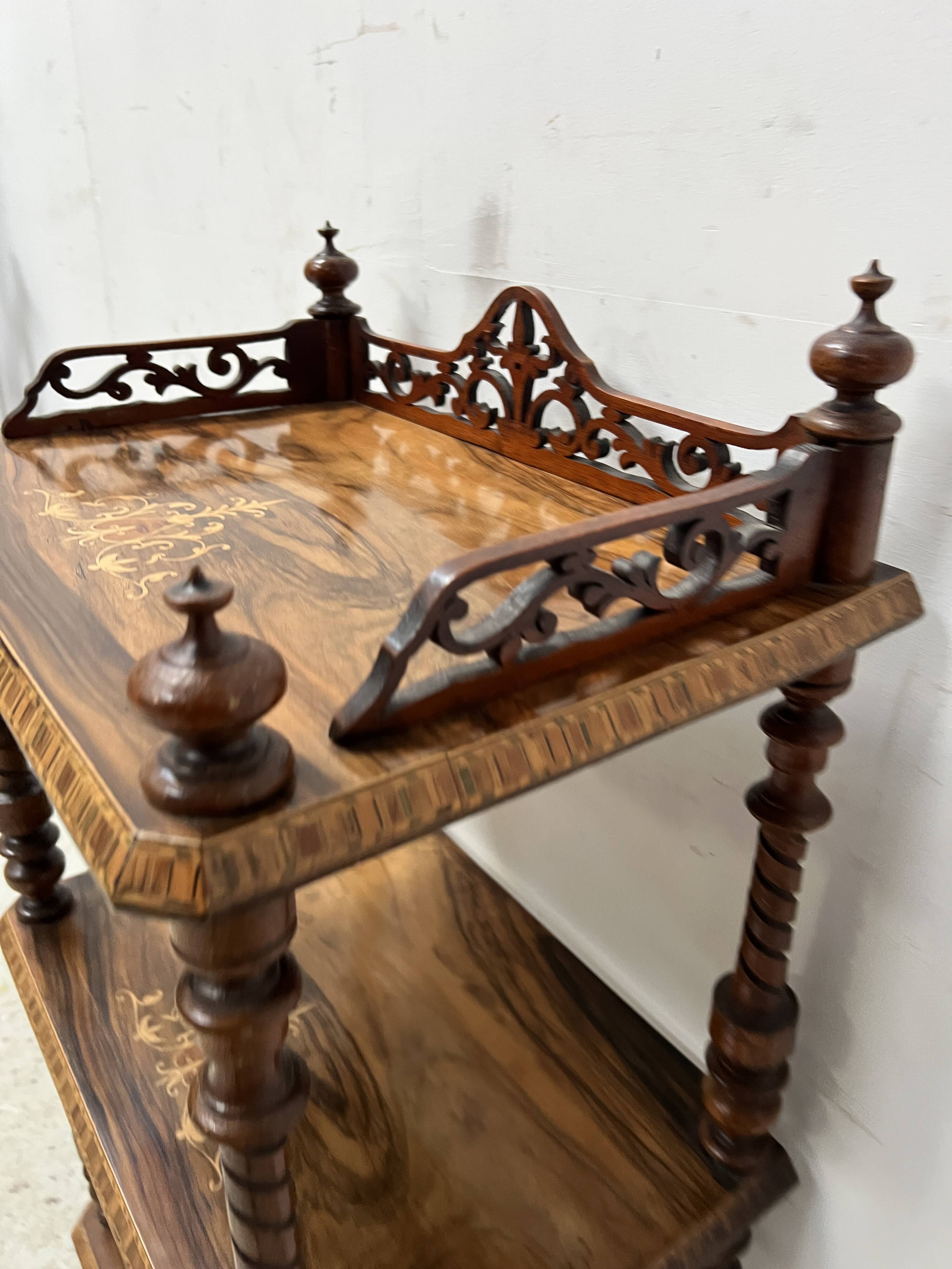 Napoleon III display stand in marquetry mahogany, 19th century.